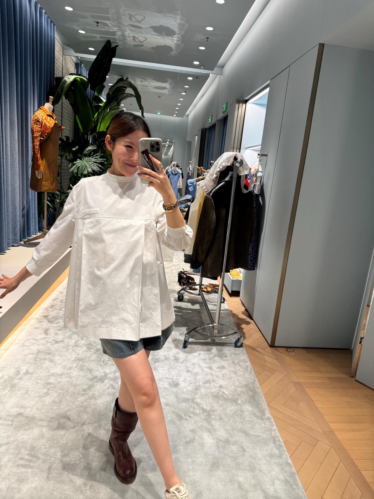 NO:694104,Miumi* 26Ss early spring new imported pure cotton poplin composite three-quarter sleeve top丨Exclusively developed by yb!  High quality production!  It is made of imported pure cotton poplin composite fabric. It has a crisp texture and soft skin feel. The pure white tone is neat and transparent, which perfectly fits the light dressing atmosphere of early spring. The stand-up collar is simple and elegant, and the loose baby doll silhouette accommodates various body shapes. It has a sweet and cool Miu style accent; the three-dimensional splicing and pressed line design of the body outline the sense of architecture.  Aesthetics, the length of the three-quarter sleeves exposes the wrist details, breaking the monotony of the basic style. Pair it with denim wide-leg pants to create a casual street style, and layer it with a lace skirt to unlock a romantic girly feel. It is a versatile finishing touch in the early spring wardrobe that combines design and practicality. Available now in S/M/L,, miumiu, skirts,19860909Miumi* 26Ss早春新款 进口纯棉府绸复合七分袖上衣丨独家yb开发！高版出品！甄选进口纯棉府绸复合面料打造,挺括的质感兼具柔软肤感,纯净白色调利落通透,完美契合早春的轻盈穿搭氛围.立领剪裁简约大气,宽松的娃娃衫廓形包容各种身形,自带甜酷的Miu系腔调；衣身立体拼接与压线设计勾勒出建筑感美学,七分袖长度露出腕间细节,打破基础款的单调.搭配牛仔阔腿裤可打造随性街头风,叠穿蕾丝半裙又能解锁浪漫少女感,是早春衣橱里兼具设计感与实穿性的百搭点睛之选.现货发售S/M/L,,miumiu,skirts,,Women's clothing