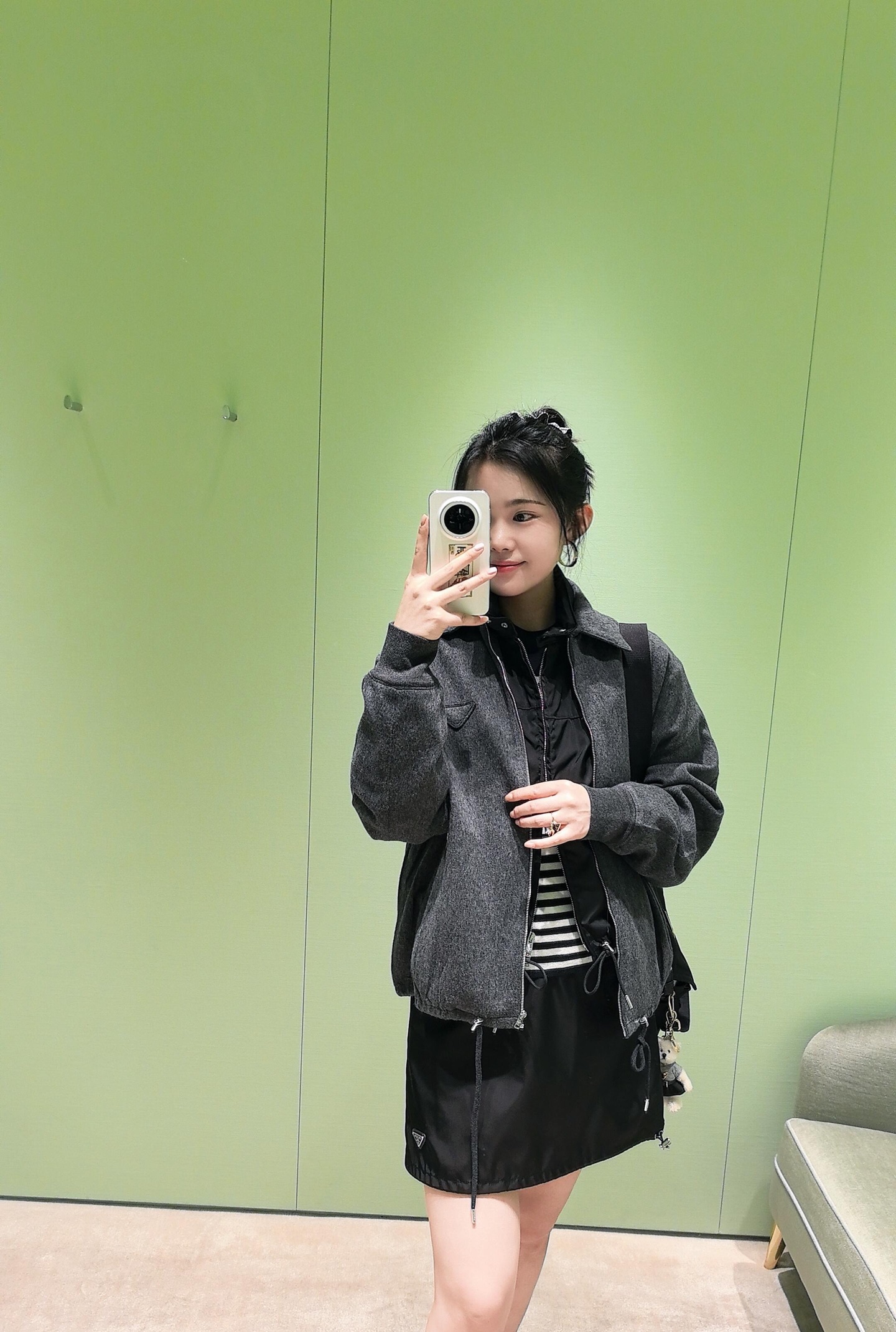 NO:694185,Prad* 25Fw new autumn and winter zipper lapel drawstring wool cashmere jacket丨Exclusively developed by yb!  High quality production!  The lapel zipper design neatly outlines the lines of the shoulders and neck, and the drawstring details add a sense of casual relaxation. The wool and cashmere blended fabric has a light body-hugging shape and a soft and waxy touch that meets the warmth of autumn and winter. The triangle logo is concealed on the body, low-key highlighting the brand style. It can be worn alone or layered to unlock a variety of styles for high-end commuting and daily casual wear. Available now in S/M/L, prada, jackets & coats,19860909Prad* 25Fw秋冬新款 拉链翻领抽绳羊毛羊绒外套丨独家yb开发！高版出品！翻领拉链设计利落勾勒肩颈线条,抽绳细节揉入随性松弛感.羊毛羊绒混纺面料轻裹身型,软糯触感邂逅秋冬暖意,三角徽标暗缀衣身,低调彰显品牌格调,单穿叠搭皆能解锁高阶通勤与日常休闲的多元穿搭范式.现货发售S/M/L,,prada,jackets & coats,,Women's clothing