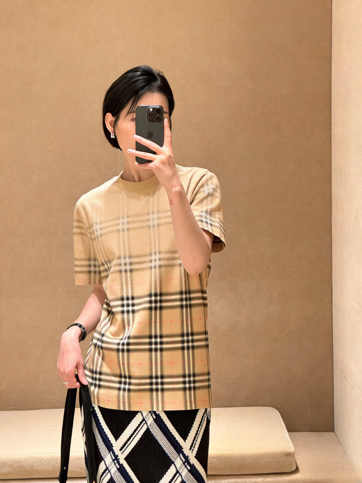 NO:694364,Burb*rry 26Ss early spring new gradient plaid round neck short-sleeved T-shirt | Exclusively developed by yb!  Top quality production!  The brand's iconic plaid pattern is re-presented in a gradient form, with a light khaki background and red and black plaid layers. The classic is full of ingenuity. The soft knitted fabric is skin-friendly and breathable, and the loose round neck tailoring is suitable for a variety of body shapes. Wear it alone for a lazy British casual feel, and layer it with a suit to create a high-end commuting look. It is a classic and versatile style for the early spring wardrobe. Ready for sale S/M/L, burberry, T-shirt, tees, t-shirt, business suit,19860909Burb*rry 26Ss早春新款 渐变格子圆领短袖T恤丨独家yb开发！顶级高版出品！将品牌标志性格纹以渐变形式焕新呈现,浅卡其底色搭配红黑格纹层次,经典中透着巧思.柔软针织面料亲肤透气,宽松圆领剪裁适配多种身形,单穿是慵懒英伦休闲感,叠穿西装又能打造高阶通勤造型,是早春衣橱的经典百搭款.现货发售S/M/L,,burberry,T-shirt,tees，t-shirt,business suit,,Women's clothing