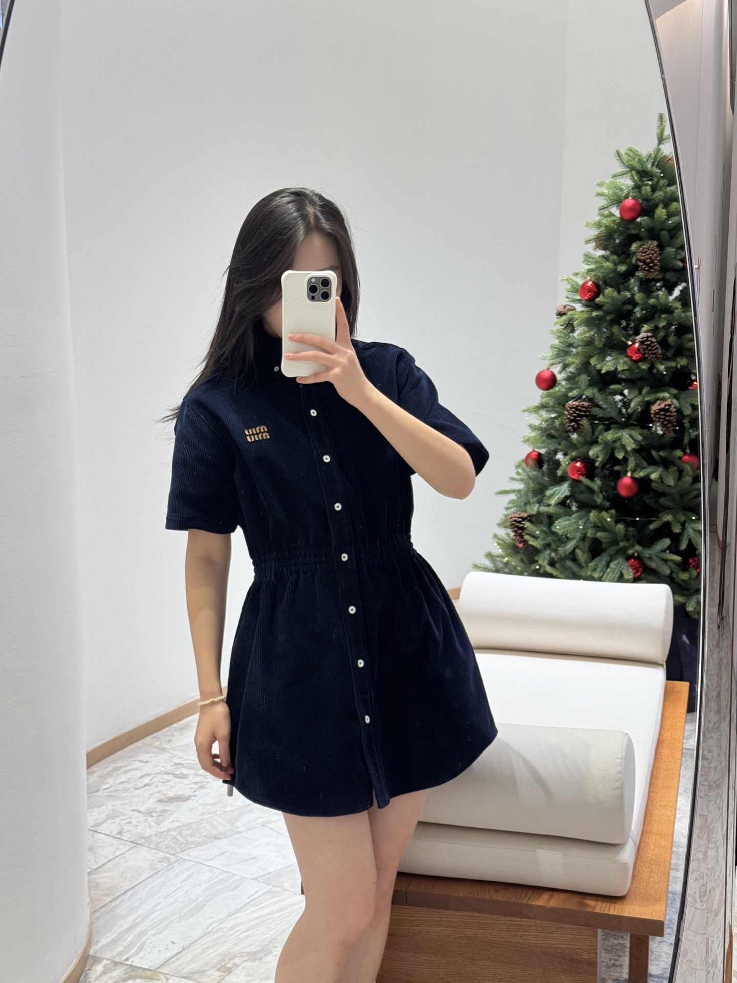 NO:694367,MiuM*u 26SS new early spring micro-label corduroy dress丨exclusively developed by yb!  Top quality production!  The classic lapel is paired with neat short sleeves, and the navy blue corduroy fabric has a retro texture. The smocked waist design outlines the waistline, a single row of pearl white buttons embellishes the details, and the logo embroidery highlights the brand style, making it easy to achieve the casual elegance of a sweet and cool girl. Ready for sale S/M/L,, miumiu, skirts, T-shirt,19860909MiuM*u 26SS早春新款 微标灯芯绒连衣裙丨独家yb开发！顶级高版出品！经典翻领搭配利落短袖,藏蓝色灯芯绒面料自带复古肌理感.腰部抽褶收腰设计勾勒腰线,单排珍珠白纽扣点缀细节,logo刺绣彰显品牌格调,轻松拿捏甜酷少女的随性优雅.现货发售S/M/L,,miumiu,skirts,T-shirt,,Women's clothing