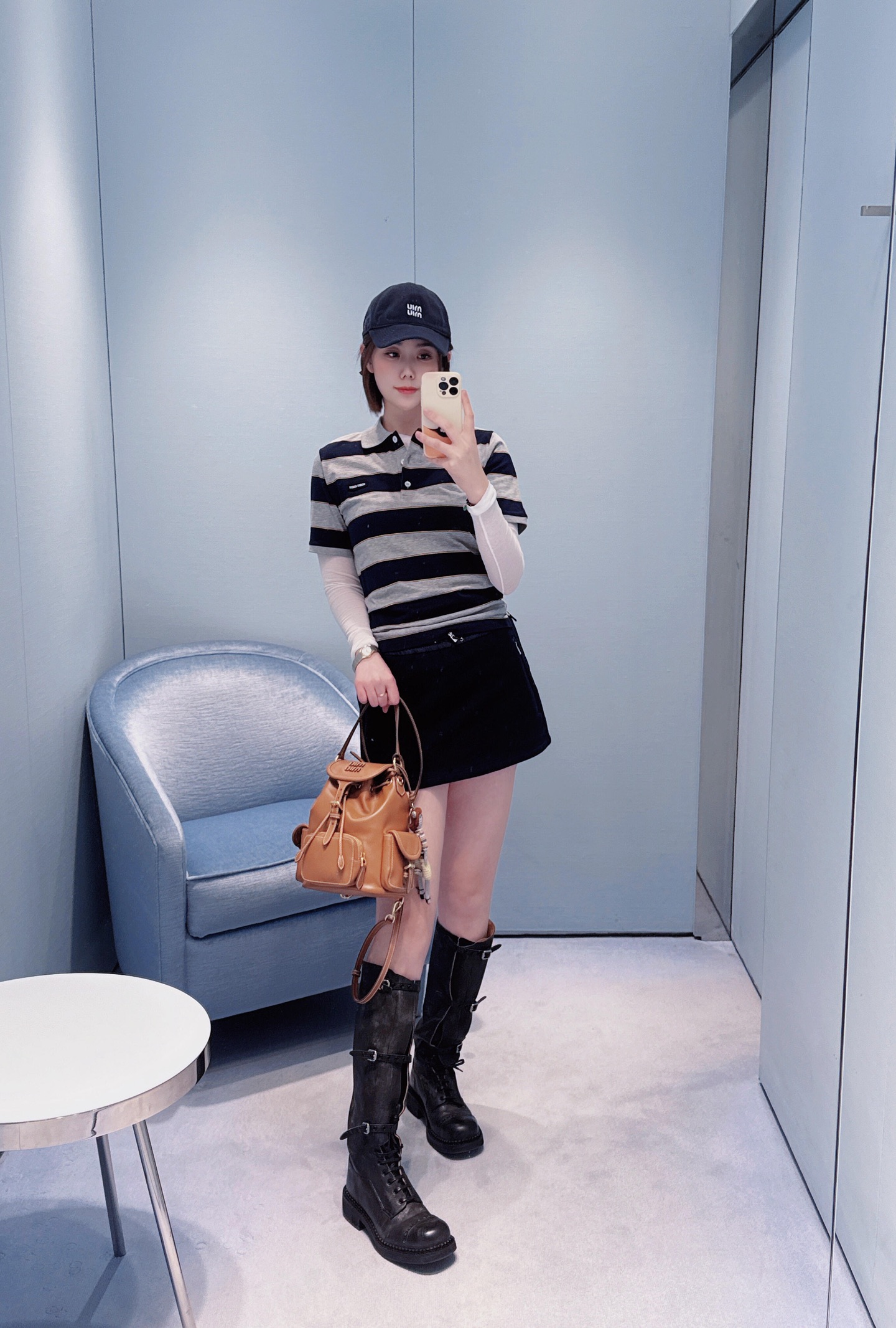 NO:694896,MiuMi* 26SS early spring new style blue and gray striped polo short-sleeved top | Exclusively developed by yb!  Top quality production!  The classic polo collar collides with contrasting stripes, the color scheme of navy blue and light gray is low-key and high-end, the neat short-sleeved cut is matched with brand logo details, and it is easy to achieve the sweet and cool girly feeling of miu style. It is perfect for layering and wearing alone in early spring~ Ready for sale S/M/L,, miumiu, T-shirt,19860909MiuMi* 26SS早春新款 蓝灰条纹polo短袖上衣丨独家yb开发！顶级高版出品！经典polo领碰撞撞色条纹,藏蓝与浅灰的配色低调又高级,利落短袖剪裁搭配品牌徽标细节,轻松拿捏miu系甜酷少女感,早春叠穿单穿都出彩～现货发售S/M/L,,miumiu,T-shirt,,Women's clothing