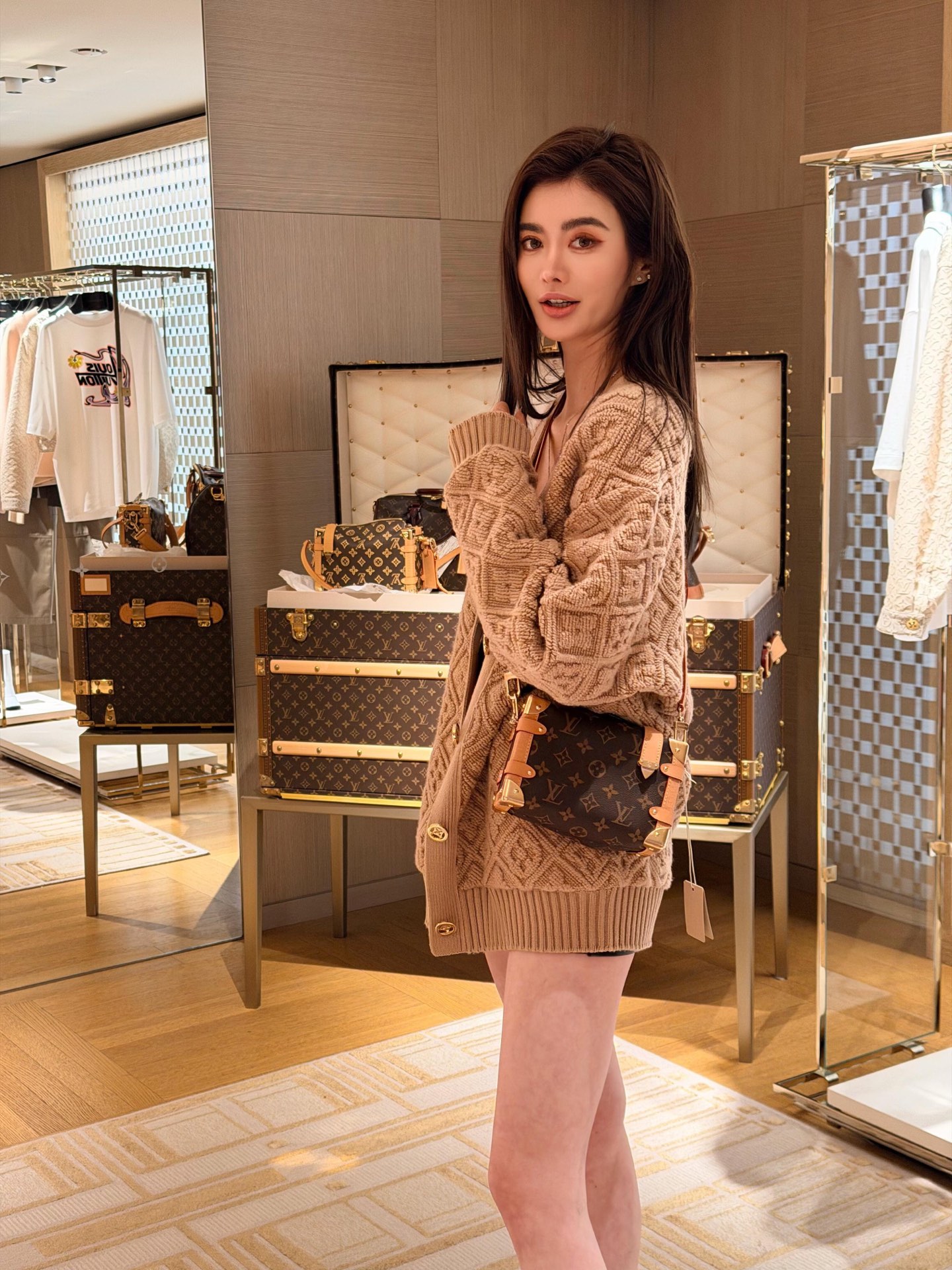 NO:694874,Louis Vuitt*n 26Ss early spring new camel embossed square presbyopia logo wool cashmere blended knitted cardigan丨Exclusive high-end version!  The wool and cashmere blended fabric is soft and skin-friendly, with an embossed square presbyopic logo texture that is three-dimensional and layered. The classic V-neck is paired with golden engraved buttons. The lazy oversize version hides flesh and shows aura. In early spring, it can be layered and worn alone to achieve a high-end luxury atmosphere. Available in stock S/M/L, Louis Vuitton, versace,19860909Louis Vuitt*n 26Ss早春新款 驼色浮雕方块老花logo羊毛羊绒混纺针织开衫丨独家高版出品！羊毛羊绒混纺面料软糯亲肤,浮雕方块老花logo织纹立体有层次,经典V领搭配金色刻花纽扣,慵懒oversize版型藏肉又显气场,早春叠穿单穿都能拿捏高奢氛围感.现货发售S/M/L,,louis vuitton,versace,,Women's clothing