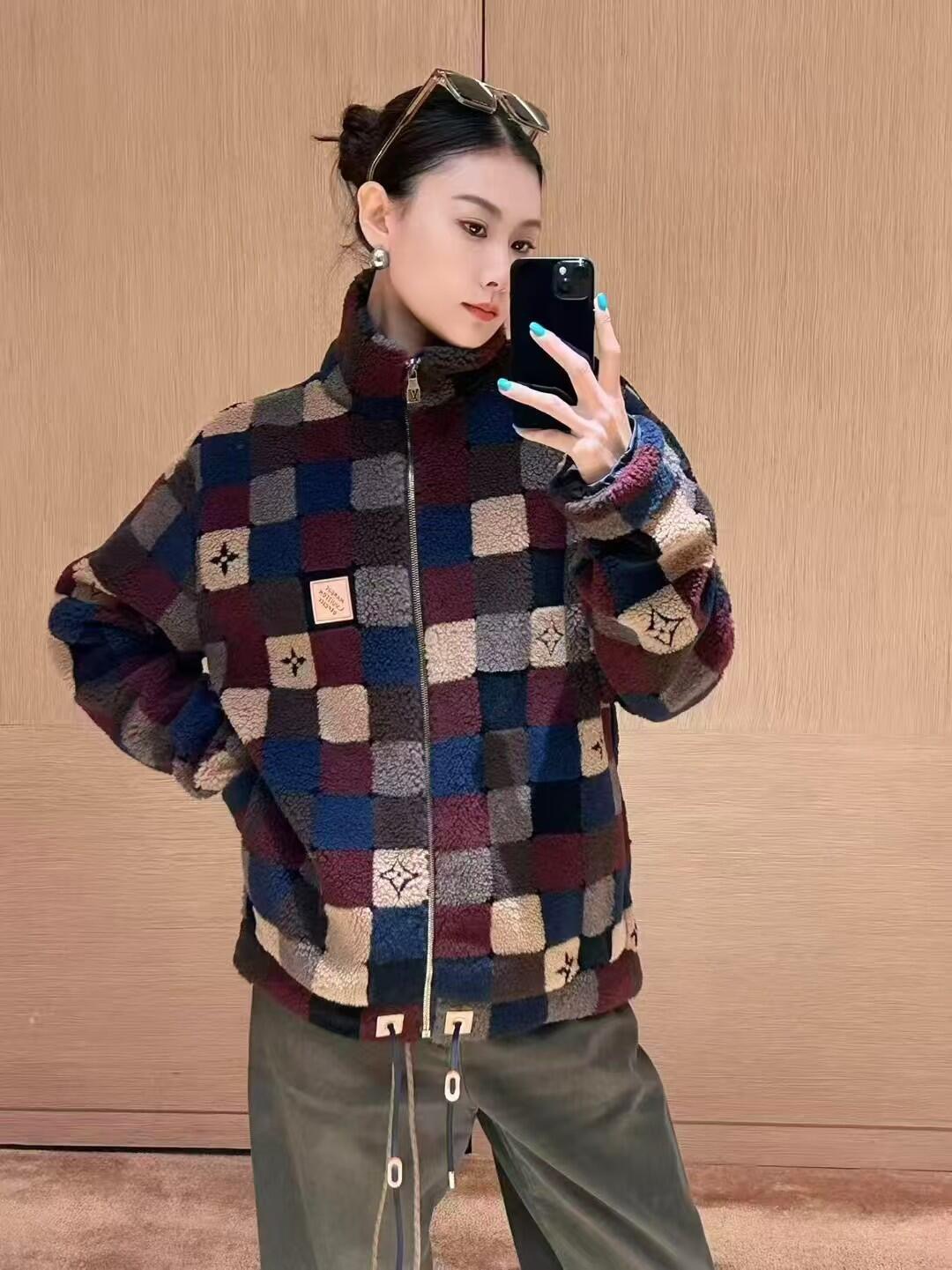 NO:694850,Louis Vuitt*n 26Ss new early spring plaid teddy jacket丨exclusively developed by yb!  Top quality production!  Made of fluffy teddy velvet fabric, it feels as soft as wrapped in clouds, and has full warmth retention without weighing down the body. The classic contrasting plaid stitching combines retro tones such as burgundy, navy blue, camel, etc., with hidden brand classic presbyopic elements, and every detail  Full of high-luxury texture. The loose oversize version is super friendly to both men and women. The stand-up collar design is neat and windproof, and the drawstring hem can freely adjust the silhouette, making it casual without losing tone. Available now in S/M/L,, louis  vuitton,versace,jackets & coats,19860909Louis Vuitt*n 26Ss早春新款 格纹泰迪外套丨独家yb开发！顶级高版出品！采用蓬松的泰迪绒面料,触感软乎乎的像裹着云朵,保暖性拉满还不压身.经典的撞色格纹拼接,糅合酒红、藏蓝、驼色等复古色调,搭配暗藏的品牌经典老花元素,细节处尽显高奢质感.宽松的oversize版型对男女身形都超友好,立领设计利落又防风,抽绳下摆还能自由调节廓形,随性又不失腔调.现货发售S/M/L,,louis vuitton,versace,jackets & coats,,Women's clothing