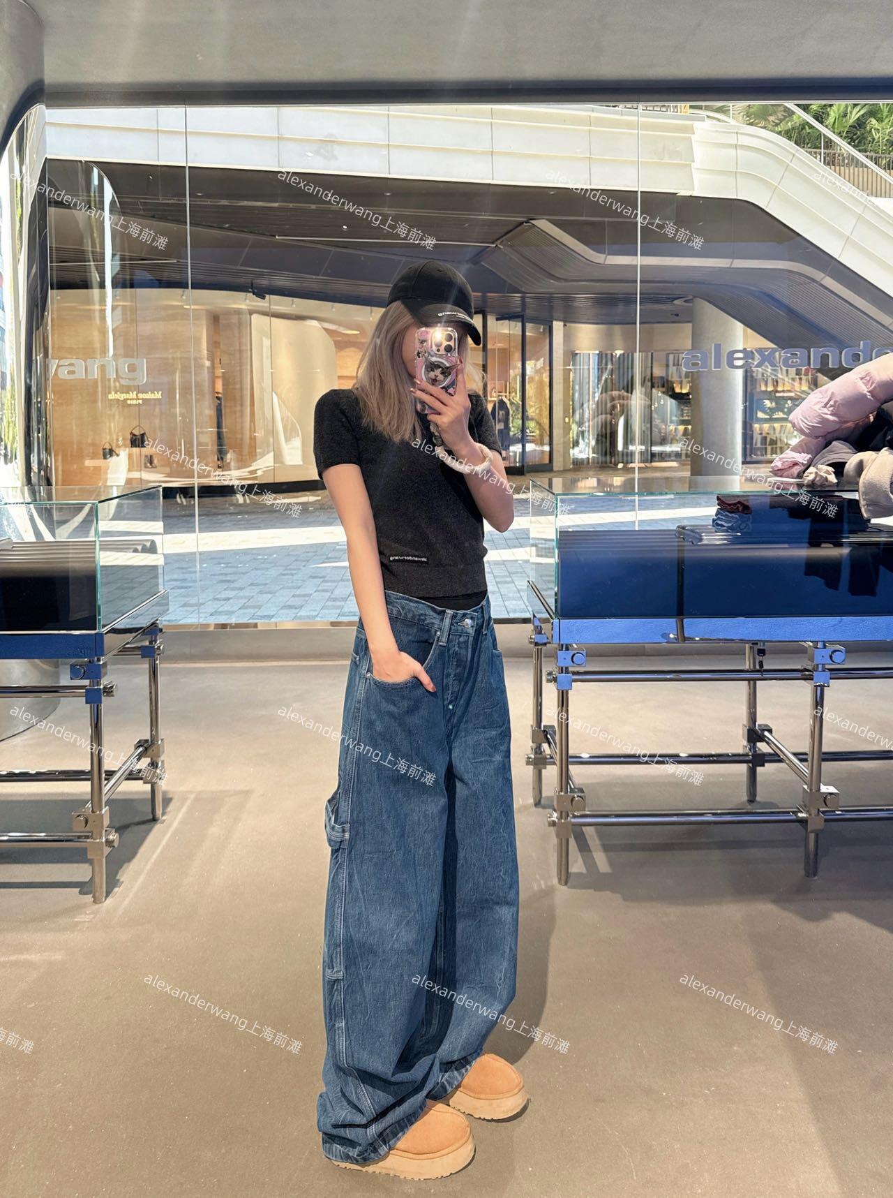 NO:695294,Alexand*r Wang 26Ss new spring and summer fake two-piece workwear scimitar jeans丨Exclusive high-end version!  It is made of denim denim fabric with a crisp texture. It has been washed and has a retro and old charm. The classic dark blue denim color is versatile and high-end. The fake two-piece waistband is the finishing touch, and the black elastic webbing is spliced and engraved with the brand logo, breaking the traditional jeans  The monotonous feel; the iconic scimitar trousers style is paired with a workwear-style patch pocket design. The loose trouser leg lines not only hide the flesh and look slimmer, but also create a casual piled trousers effect, and walk with style and style. Ready for sale S/M/L,,jeans,19860909Alexand*r Wang 26Ss春夏新款 假两件工装弯刀牛仔裤丨独家高版出品！采用质感挺括的丹宁牛仔面料,经过水洗处理后自带复古做旧韵味,经典的深蓝牛仔色百搭又显高级.假两件腰头是点睛之笔,黑色弹力织带拼接印刻品牌标识,打破传统牛仔裤的单调感；标志性的弯刀裤型搭配工装风贴袋设计,宽松的裤腿线条不仅藏肉显瘦,还能打造出随性的堆堆裤脚效果,走路带风超有腔调.现货发售S/M/L,,jeans,,Women's clothing