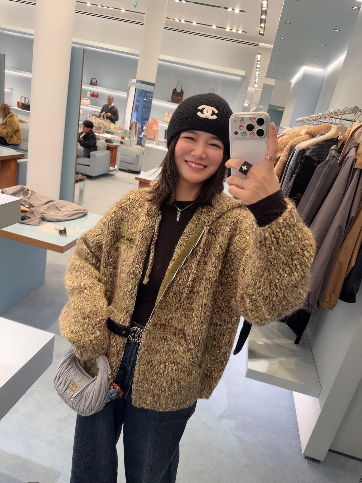 NO:695302,Miumi* 25Fw new autumn and winter letter logo snowflake dot hooded knitted cardigan丨Exclusively developed by yb!  Top quality production!  Woven with blended colorful dot yarn, the unique snowflake texture has a mottled retro texture. The warm khaki color is gentle and whitening. The metal letter logo on the body is low-key embellishment, which instantly makes the brand recognizable. The hooded design is equipped with a full zipper closure, making it casual and practical to wear;  The oversize loose fit is super tolerant to all body shapes. The soft and waxy knitted touch is skin-friendly and warm. Wear it casually and you will have a lazy and casual miu girl style. Ready for sale S/M/L,, miumiu, versace, hats,19860909Miumi* 25Fw秋冬新款 字母徽标雪花彩点连帽针织开衫丨独家yb开发！顶级高版出品！采用混纺彩点纱线编织而成,独特的雪花纹理自带斑驳的复古质感,暖调的卡其色系温柔又显肤白,衣身的金属字母徽标低调点缀,瞬间拉满品牌辨识度.连帽设计搭配全拉链开合,休闲又实穿；oversize的宽松版型对各种身形都超包容,软糯的针织触感亲肤又保暖,随手一穿就是慵懒随性的miu女孩范儿.现货发售S/M/L,,miumiu,versace,hats,,Women's clothing