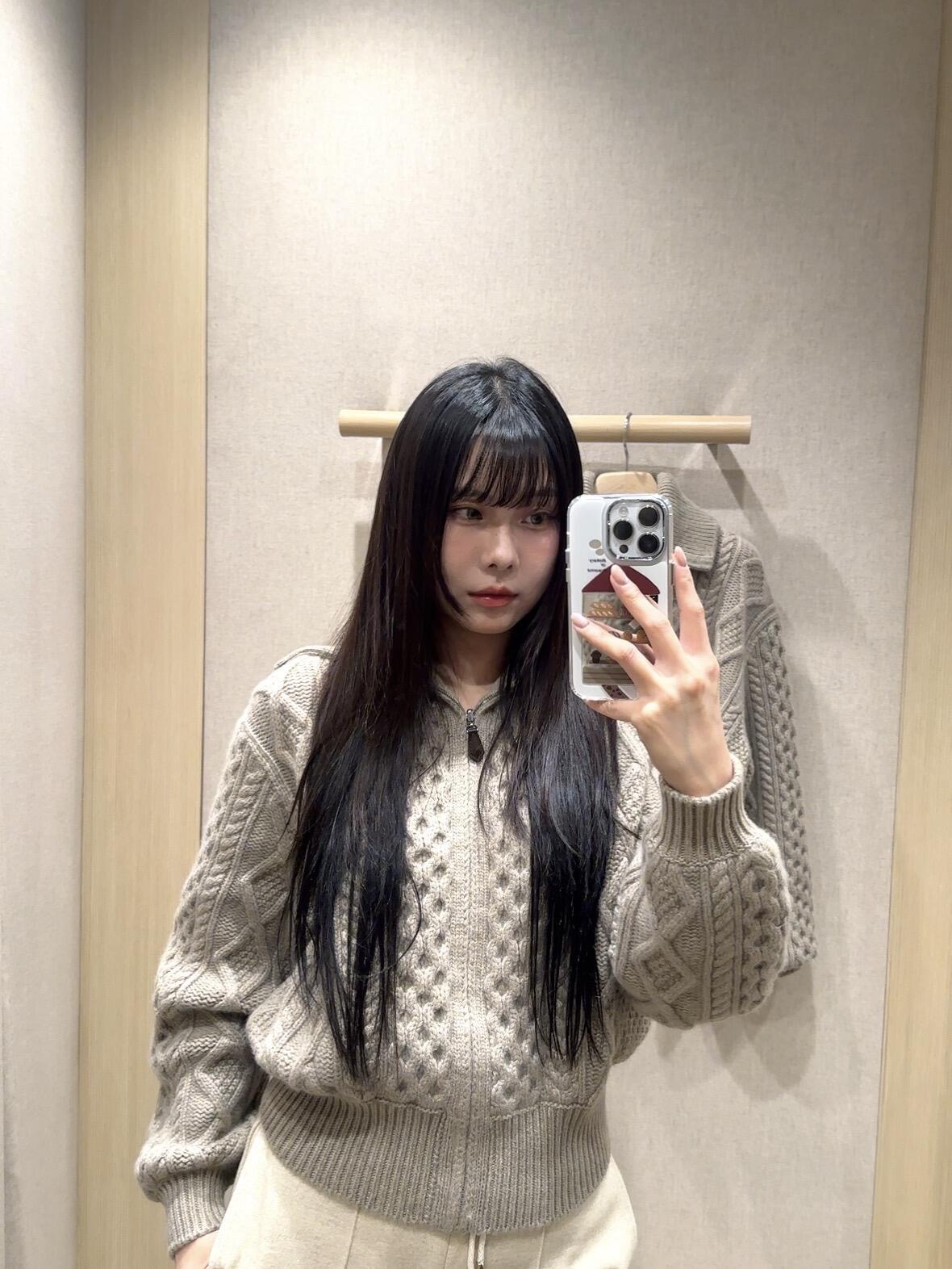 NO:695261,LoroPia*a 25Fw new autumn and winter style old money style big lapel zipper cable knitted cardigan丨Exclusively developed by yb!  Top quality production!  It uses the iconic top-grade cashmere and wool blended fabric, which feels as soft and skin-friendly as clouds, and has both warmth retention and breathability. The classic cable texture weaving process has a full three-dimensional texture and a retro and refined accent; large lapels  Paired with a half-open zipper design, it can not only create a casual V-neck effect, but also heighten the neck line. The short waisted version can also optimize body proportions, making it easy to wear a golden figure. Available now in S/M/L, loro  piana,gold,19860909LoroPia*a 25Fw秋冬新款 老钱风大翻领拉链绞花纹针织开衫丨独家yb开发！顶级高版出品！采用标志性的顶级羊绒羊毛混纺面料,触感如云朵般软糯亲肤,保暖性与透气性兼具.经典的绞花纹理编织工艺,立体肌理感拉满,自带复古精致的腔调；大翻领搭配半开拉链设计,既能打造随性的V领效果,又能拉高颈部线条,短款收腰版型还能优化身材比例,轻松穿出三七分黄金身段.现货发售S/M/L,,loro piana,gold,,Women's clothing