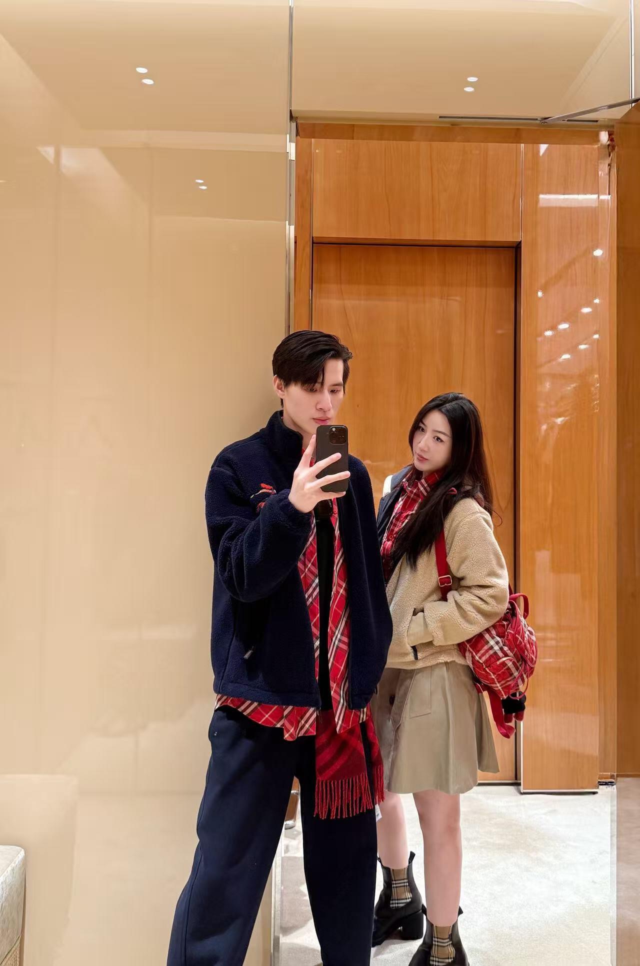 NO:695272,Burb*rry 26Ss early spring new equestrian rider micro-label lamb wool teddy jacket丨exclusively developed by yb!  Top quality production!  Made of high-quality lamb wool fabric, it feels as fluffy and soft as clouds, skin-friendly and warm, and is very practical for windproof and cold protection in early spring. The classic navy blue and off-white colors are available, and the body is embellished with the brand's iconic equestrian knight embroidery logo. The red thread embroidery outlines the brand recognition in a low-key manner, which is simple but without losing details.  Feeling. The neat stand-up collar (some models are hooded) is paired with a full zipper closure. The loose oversize version is super tolerant for both men and women, making it easy to create a casual British casual accent. Available now in S/M/L,, burberry, versace, jackets.  & coats,hats,19860909Burb*rry 26Ss早春新款 马术骑士微标羊羔毛泰迪外套丨独家yb开发！顶级高版出品！采用高品质羊羔毛面料,触感如云朵般蓬松软糯,亲肤又保暖,早春防风御寒超实用.经典的藏青与米白双色可选,衣身点缀品牌标志性的马术骑士刺绣徽标,红彩线绣纹在低调中勾勒出品牌辨识度,简约却不失细节感.利落的立领（部分款为连帽）搭配全拉链开合,宽松的oversize版型对男女身形都超包容,轻松打造随性的英伦休闲腔调.现货发售S/M/L,,burberry,versace,jackets & coats,hats,,Women's clothing