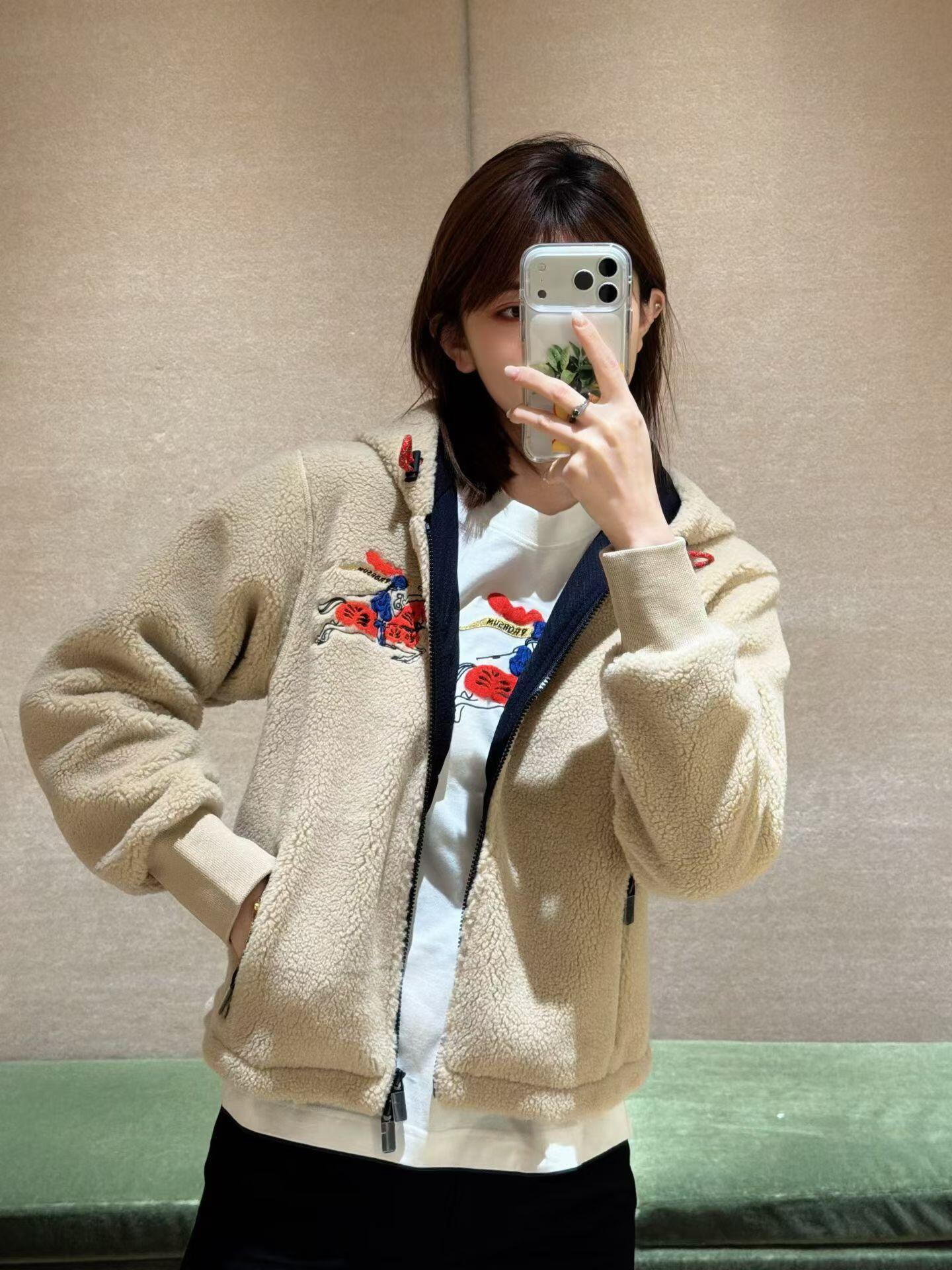 NO:695283,Burb*rry 26Ss early spring new equestrian rider micro-label lamb wool teddy jacket丨exclusively developed by yb!  Top quality production!  Made of high-quality lamb wool fabric, it feels as fluffy and soft as clouds, skin-friendly and warm, and is very practical for windproof and cold protection in early spring. The classic navy blue and off-white colors are available, and the body is embellished with the brand's iconic equestrian knight embroidery logo. The red thread embroidery outlines the brand recognition in a low-key manner, which is simple but without losing details.  Feeling. The neat stand-up collar (some models are hooded) is paired with a full zipper closure. The loose oversize version is super tolerant for both men and women, making it easy to create a casual British casual accent. Available now in S/M/L,, burberry, versace, jackets.  & coats,hats,19860909Burb*rry 26Ss早春新款 马术骑士微标羊羔毛泰迪外套丨独家yb开发！顶级高版出品！采用高品质羊羔毛面料,触感如云朵般蓬松软糯,亲肤又保暖,早春防风御寒超实用.经典的藏青与米白双色可选,衣身点缀品牌标志性的马术骑士刺绣徽标,红彩线绣纹在低调中勾勒出品牌辨识度,简约却不失细节感.利落的立领（部分款为连帽）搭配全拉链开合,宽松的oversize版型对男女身形都超包容,轻松打造随性的英伦休闲腔调.现货发售S/M/L,,burberry,versace,jackets & coats,hats,,Women's clothing