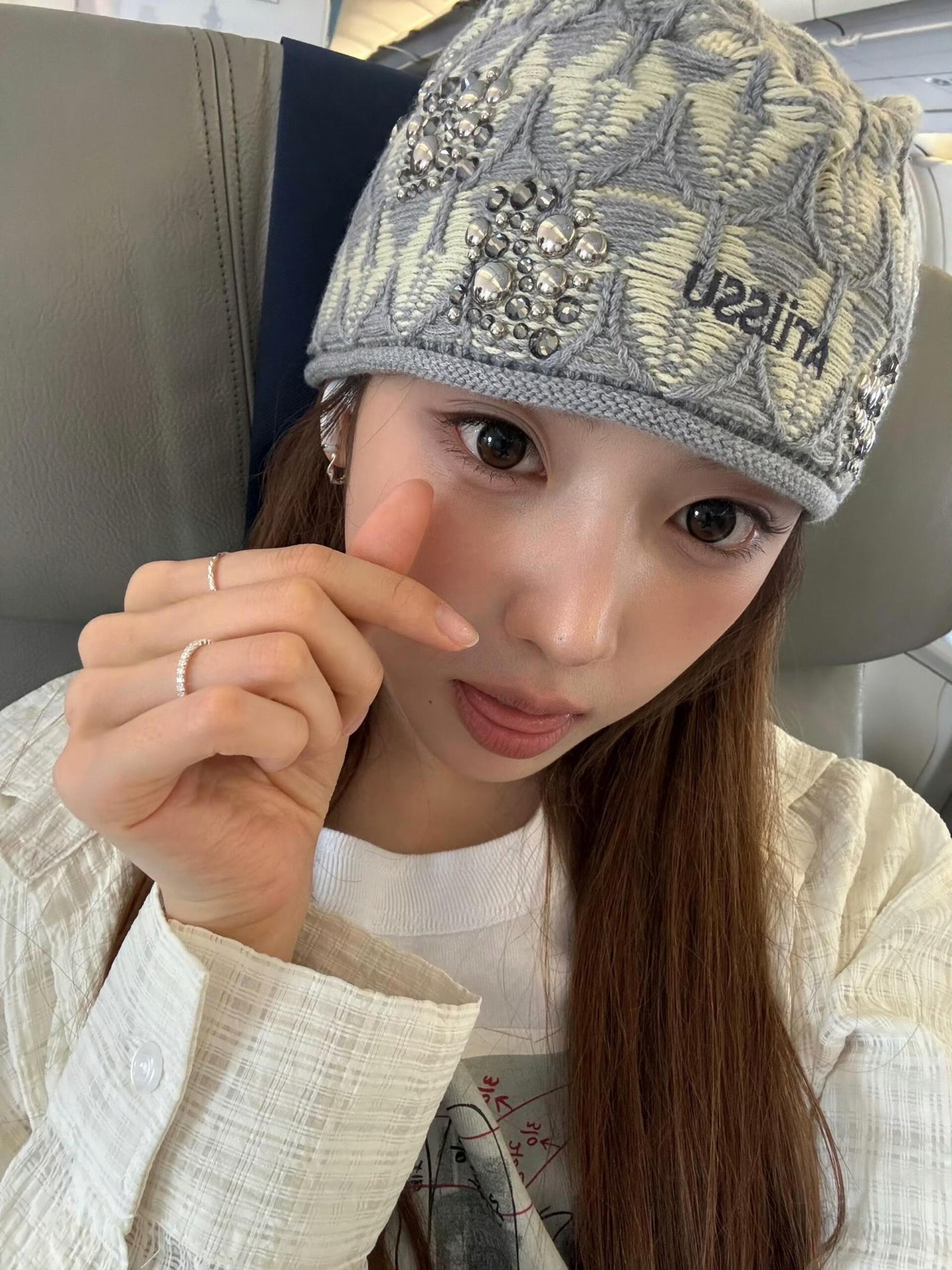 NO:695328,Atiis*u 25FW autumn and winter knitted bucket hat丨Exclusive high-end version!  The design of colorful jacquard + hot diamond LOGO is both trendy and exquisite, and the soft knitted material is warm and comfortable. The bucket hat shape is gender-neutral, suitable for boys with work clothes and girls with sweet and cool styles. The multi-color options meet different matching needs. It is a versatile and fashionable tool for going out in autumn and winter. Available now. One size fits all (F),,hats,19860909Atiis*u 25FW秋冬针织桶帽丨独家高版出品！多彩提花+烫钻LOGO的设计兼具潮流与精致,柔软针织材质保暖又舒适.桶形帽型不挑性别,男生搭工装风、女生配甜酷风都合适,多色选择满足不同搭配需求,秋冬出街的百搭时髦利器.现货发售 均码 (F),,hats,,Women's clothing