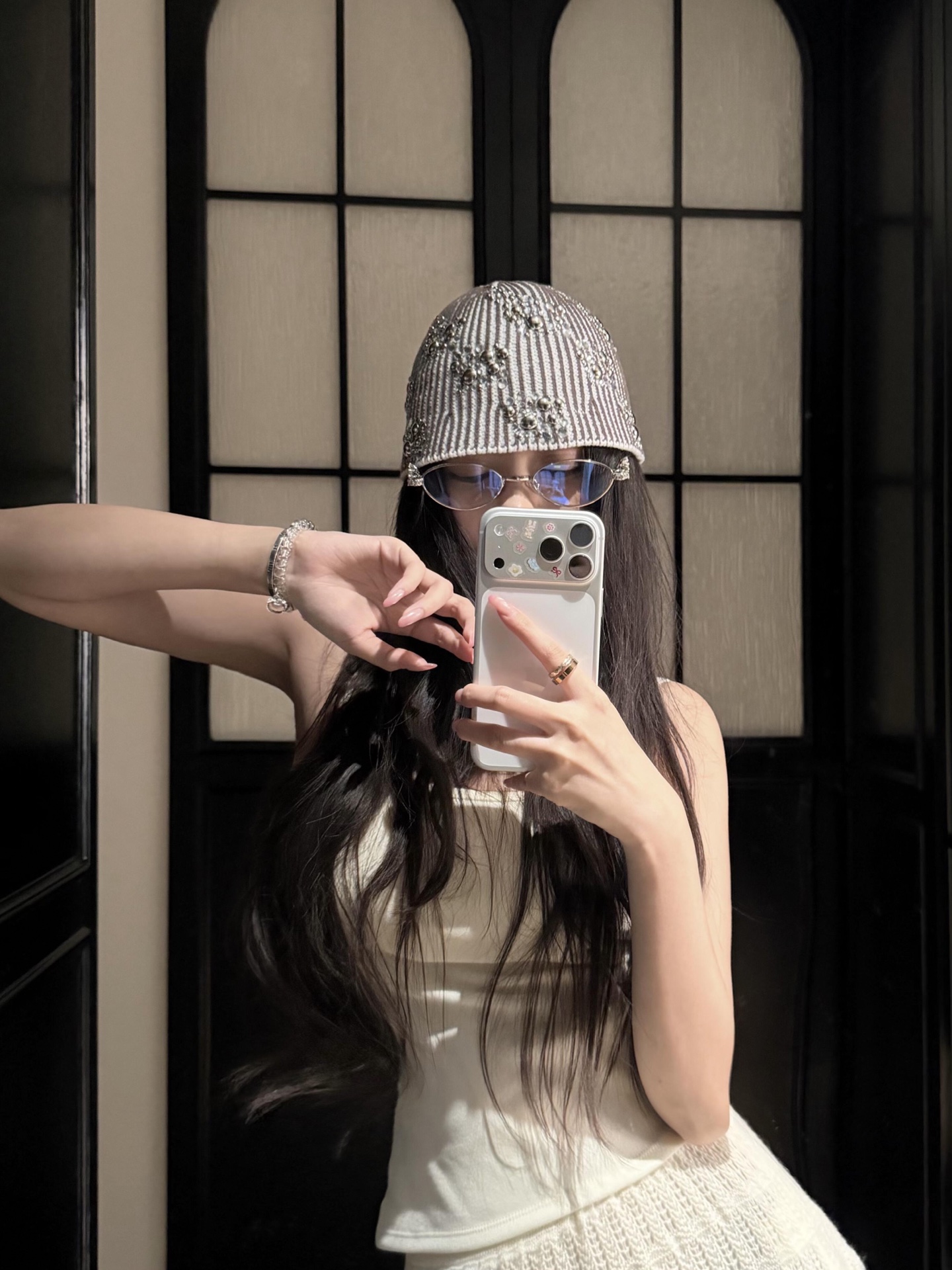 NO:696028,Atiiss* 25Fw new autumn and winter crystal beaded striped knitted hat丨Exclusive high-end version!  The vertical stripe weave extends the visual appearance and makes the head smaller, and the crystal bead embellishment adds a sweet and cool feeling. The black model is cool, the brown model is retro, and the gray and white model is cool, suitable for different styles. The elastic knitted hat does not wrap around the head. Whether it is paired with hot girl clothes or street style, it can easily create a personalized look. It is an eye-catching tool for going out in autumn and winter. Ready for sale One size (F),, hats,19860909Atiiss* 25Fw秋冬新款 水晶钉珠装饰条纹针织帽丨独家高版出品！竖条纹编织延伸视觉显头小,水晶钉珠点缀甜酷感拉满,黑款酷飒、棕款复古、灰白款清冷,适配不同穿搭风格.弹性针织帽围不勒头,不管是搭配辣妹装还是街头风穿搭,都能轻松打造个性造型,秋冬出街的吸睛利器.现货发售 均码 (F),,hats,,Women's clothing