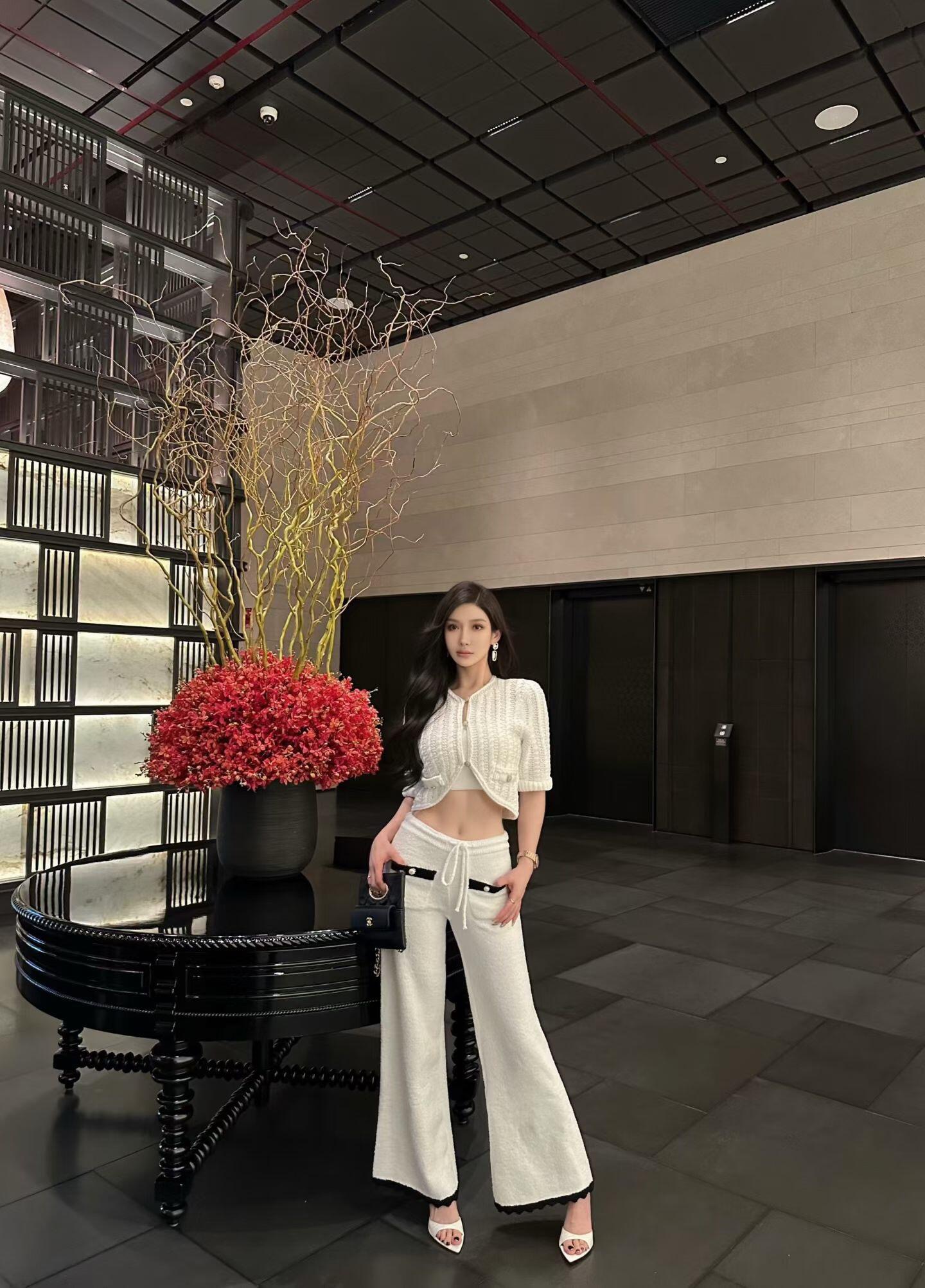 NO:696041,Chan*l 26C high-end handmade workshop series wavy edge wide-leg casual pants丨exclusively developed by yb!  Top quality production!  The classic white base is matched with black wavy edges for contrasting colors, and handcrafted craftsmanship creates a delicate texture. The high-waisted wide-leg version stretches the body vertically, making the legs longer in seconds. The soft and skin-friendly fabric combines comfort and texture. Paired with a short-sleeved cardigan from the same series, you can easily capture the elegant atmosphere of a French socialite. It is a versatile luxury product in the haute couture series. Ready for sale in S/M/L, chanel, T-shirt,19860909Chan*l 26C高级手工坊系列 波浪边阔腿休闲裤丨独家yb开发！顶级高版出品！经典白色基底搭配黑色波浪边撞色,手工坊工艺打造细腻肌理感.高腰阔腿版型纵向拉伸身形,秒变大长腿,软糯亲肤的面料兼顾舒适与质感,搭配同系列短袖开衫,轻松拿捏法式名媛的优雅氛围感,是高定系列中的百搭奢品.现货发售S/M/L,,chanel,T-shirt,,Women's clothing