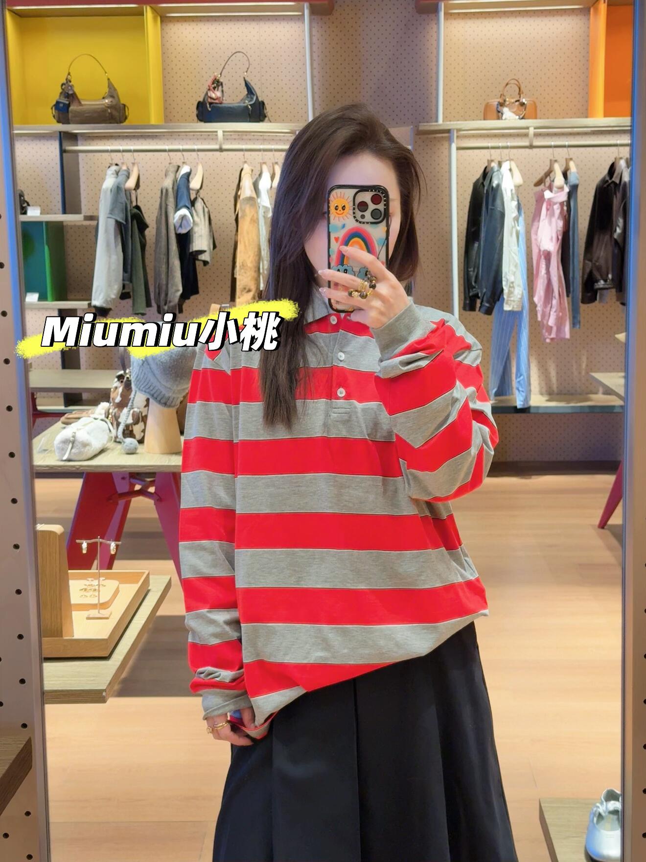 NO:696076,Mium*u 26SS early spring new style contrasting striped long-sleeved Polo shirt | Exclusively developed by yb!  Top quality production!  The contrasting red and gray stripes create eye-catching visual effects, and the classic Polo collar is combined with a casual long-sleeved design for a sweet and cool style. The soft and waxy cotton fabric is skin-friendly and breathable, and the loose version accommodates various body shapes. It is fresh and flexible when worn alone or layered. It can balance girlishness and street style when paired with skirts or casual pants. It is a vital outfit item for early spring. Available now in S/M/L,, miumiu, skirts,19860909Mium*u 26SS早春新款 撞色条纹长袖Polo衫丨独家yb开发！顶级高版出品！红灰撞色条纹打造醒目视觉效果,经典Polo领融合休闲长袖设计,甜酷风拉满.软糯棉质面料亲肤透气,宽松版型包容各种身形,单穿清新、叠穿灵动,搭配半裙或休闲裤都能拿捏少女感与街头风的平衡,是早春的元气穿搭单品.现货发售S/M/L,,miumiu,skirts,,Women's clothing