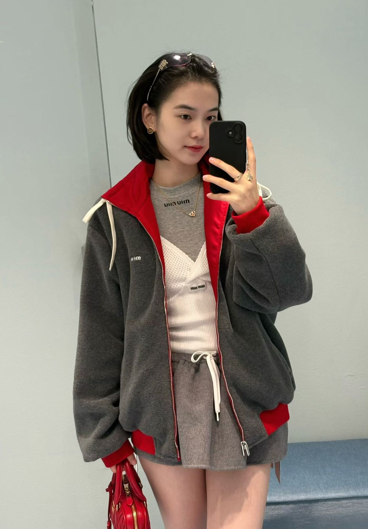 NO:696137,Miumi*25Fw new autumn and winter letter embroidered casual loose reversible lapel jacket丨exclusively developed by yb!  Top quality production!  The classic contrast of red and gray, one side is matte textured burgundy satin, neat and flamboyant; the other side is soft, skin-friendly charcoal gray polar fleece, gentle and lazy, one piece unlocks two styles. The loose oversize version is super friendly to all body types, the lapel with drawstring design adds a bit of casual and sexy, and the miu letter embroidery on the chest is low-key and eye-catching  , every detail shows the brand style. Whether worn with a short skirt for a sweet and cool girl style, or paired with jeans for a casual everyday feel, this double-sided jacket can be easily held in place. It is a versatile item in the autumn and winter wardrobe ~ ready for sale S/M/L,,miumiu,versace,skirts,jeans,jackets  & coats,jackets & coats,19860909Miumi*25Fw秋冬新款 字母刺绣休闲宽松两面可穿翻领夹克外套丨独家yb开发！顶级高版出品！红与灰的经典撞色,一面是哑光质感的酒红缎面,利落又张扬；一面是软糯亲肤的炭灰摇粒绒,温柔又慵懒,一件解锁两种风格.宽松的oversize版型对各种身材都超友好,翻领搭配抽绳设计添了几分休闲随性感,胸口的miu字母刺绣低调又点睛,细节处尽显品牌格调.无论是搭短裙走甜酷辣妹风,还是配牛仔裤打造休闲日常感,这件双面夹克都能轻松hold住,是秋冬衣橱里的百搭王炸单品～现货发售S/M/L,,miumiu,versace,skirts,jeans,jackets & coats,jackets & coats,,Women's clothing