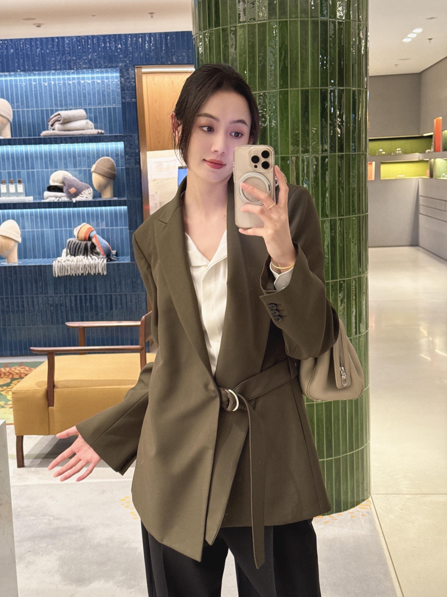 NO:740539,Loew* 26Ss early spring new style asymmetrical wrapped buttoned wool suit jacket丨Exclusively developed by yb!  Top quality production!  It uses deconstruction to break the rigidity of conventional suits. The wool fabric has its own delicate texture and crisp texture. The asymmetric wrap design is matched with a metal buckle belt, which easily outlines the waistline and gives the shape a neat sense of layering. The olive green tone is calm and high-end, whether it is for workplace commuting or daily leisure, you can wear it to create a unique and modern aura. Ready for sale S/M/L,, loewe, jackets & coats, business suit,19860909Loew* 26Ss早春新款 不对称裹身系扣羊毛西装外套丨独家yb开发！顶级高版出品！以解构主义打破常规西装的刻板感.羊毛面料自带细腻肌理与挺括质感,不对称裹身设计搭配金属环扣腰带,轻松勾勒腰线的同时,赋予造型利落的层次感.橄榄绿调沉稳又高级,无论是职场通勤还是日常休闲,都能穿出独树一帜的摩登气场.现货发售S/M/L,,loewe,jackets & coats,business suit,,Women's clothing