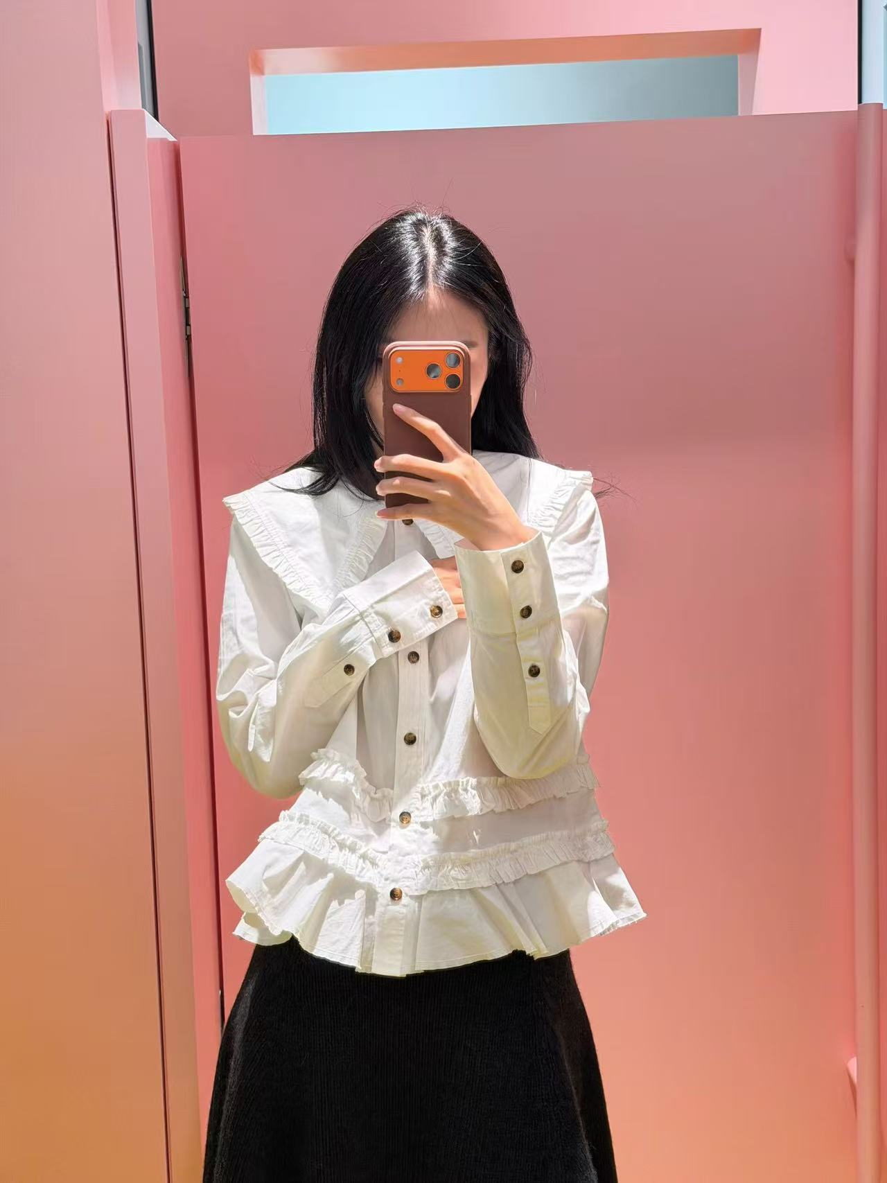 NO:697389,Gan*i 26SS new spring and summer white doll collar shirt丨Exclusive high-end version!  Weld the sweet girl atmosphere to your body!  The oversized ruffled baby collar comes with an age-reducing buff, and the body is layered with fungus stitching, making it smart and playful. The pure cotton fabric is soft and breathable, and the short waisted version creates a slim waist. Wearing it alone makes you look fresh and girly. When layered with a vest, you can unlock a sweet and cool mix. It is the perfect way to wear spring and summer outfits. Ready for sale in S/M/L, shirts,19860909Gan*i 26SS春夏新款 白色娃娃领衬衫丨独家高版出品！把甜妹氛围感焊在身上！超大荷叶边娃娃领自带减龄buff,衣身层层木耳边拼接,灵动又俏皮.纯棉面料柔软透气,短款收腰版型掐出小蛮腰,单穿是清新少女,叠穿马甲又能解锁甜酷混搭,春夏的元气穿搭就靠它啦.现货发售S/M/L,,shirts,,Women's clothing