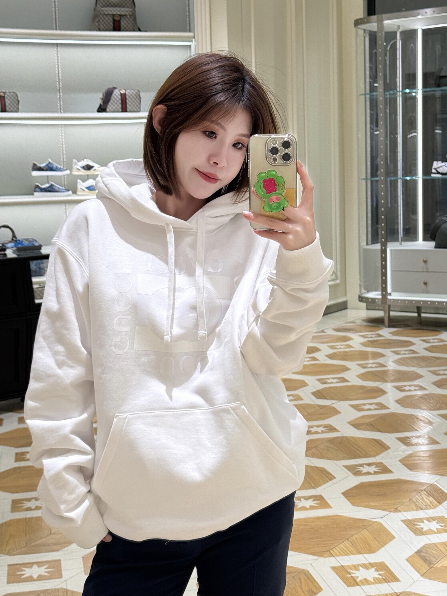 NO:697381,Gucc* 25FW new autumn and winter letter print solid color hooded sweatshirt丨Exclusive high-end version!  Complete the sense of luxury and leisure!  The classic solid color base is paired with an embossed letter logo, which hides brand recognition in a low-key manner. The pure cotton terry fabric is soft and crisp, and the loose off-shoulder version is super tolerant to all body types. Whether worn alone to create a lazy and casual daily feel, or layered with a coat, you can easily achieve the Italian light and luxurious relaxed atmosphere. It is a versatile and in-demand item for autumn and winter wardrobes. Available now in S/M/L,, gucci, hoodie, sweatshirts, hats,19860909Gucc* 25FW秋冬新款 字母印花净色连帽卫衣丨独家高版出品！把高奢休闲感拉满！经典纯色基底搭配压印字母徽标,低调中暗藏品牌辨识度,纯棉毛圈面料柔软又挺括,宽松的落肩版型对各种身材都超包容.无论是单穿打造慵懒随性的日常感,还是内搭大衣叠穿,都能轻松拿捏意式轻奢的松弛氛围,是秋冬衣橱的百搭刚需款.现货发售S/M/L,,gucci,hoodie,sweatshirts,hats,,Women's clothing