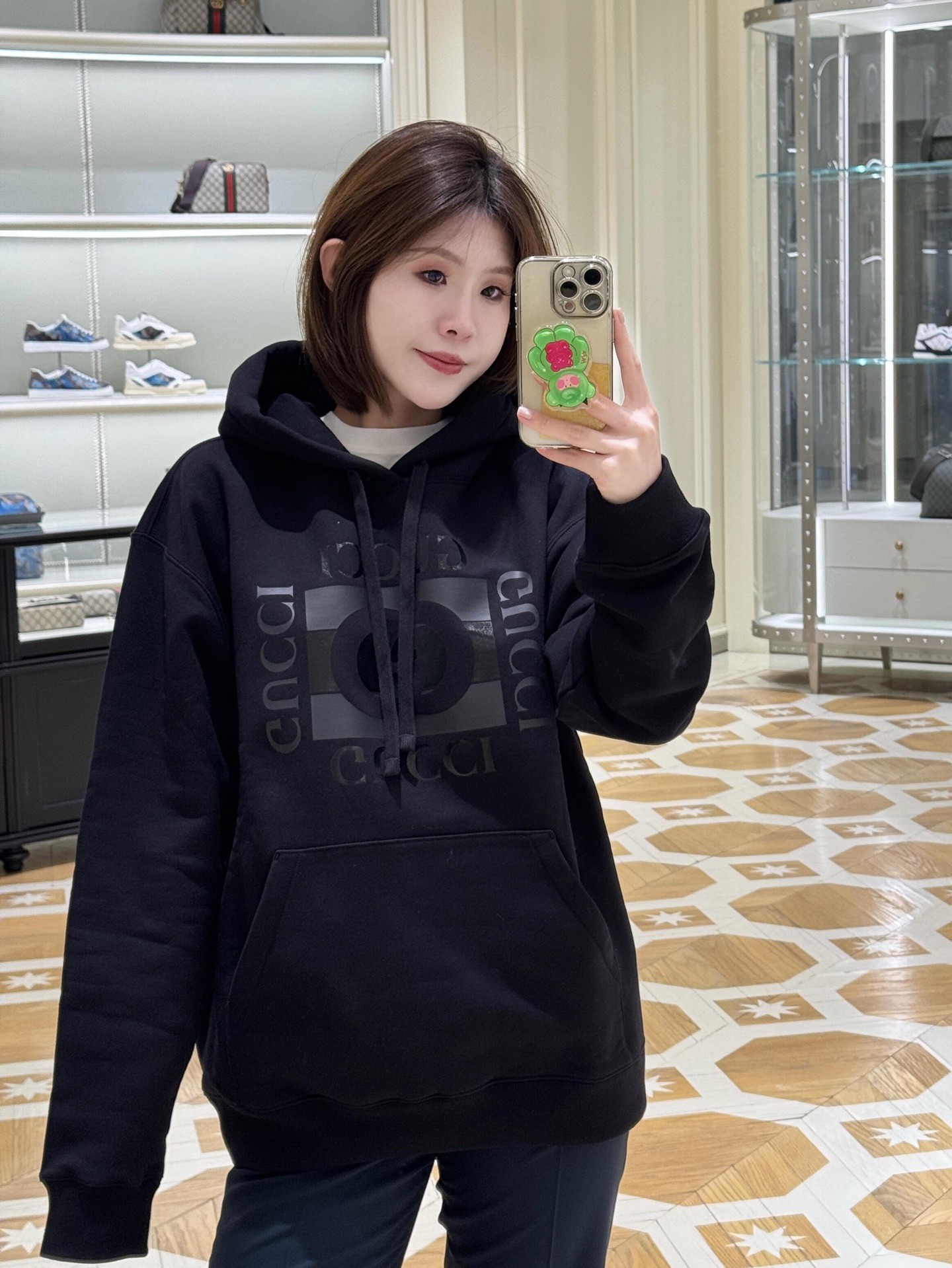 NO:697385,Gucc* 25FW new autumn and winter letter print solid color hooded sweatshirt丨Exclusive high-end version!  Complete the sense of luxury and leisure!  The classic solid color base is paired with an embossed letter logo, which hides brand recognition in a low-key manner. The pure cotton terry fabric is soft and crisp, and the loose off-shoulder version is super tolerant to all body types. Whether worn alone to create a lazy and casual daily feel, or layered with a coat, you can easily achieve the Italian light and luxurious relaxed atmosphere. It is a versatile and in-demand item for autumn and winter wardrobes. Available now in S/M/L,, gucci, hoodie, sweatshirts, hats,19860909Gucc* 25FW秋冬新款 字母印花净色连帽卫衣丨独家高版出品！把高奢休闲感拉满！经典纯色基底搭配压印字母徽标,低调中暗藏品牌辨识度,纯棉毛圈面料柔软又挺括,宽松的落肩版型对各种身材都超包容.无论是单穿打造慵懒随性的日常感,还是内搭大衣叠穿,都能轻松拿捏意式轻奢的松弛氛围,是秋冬衣橱的百搭刚需款.现货发售S/M/L,,gucci,hoodie,sweatshirts,hats,,Women's clothing