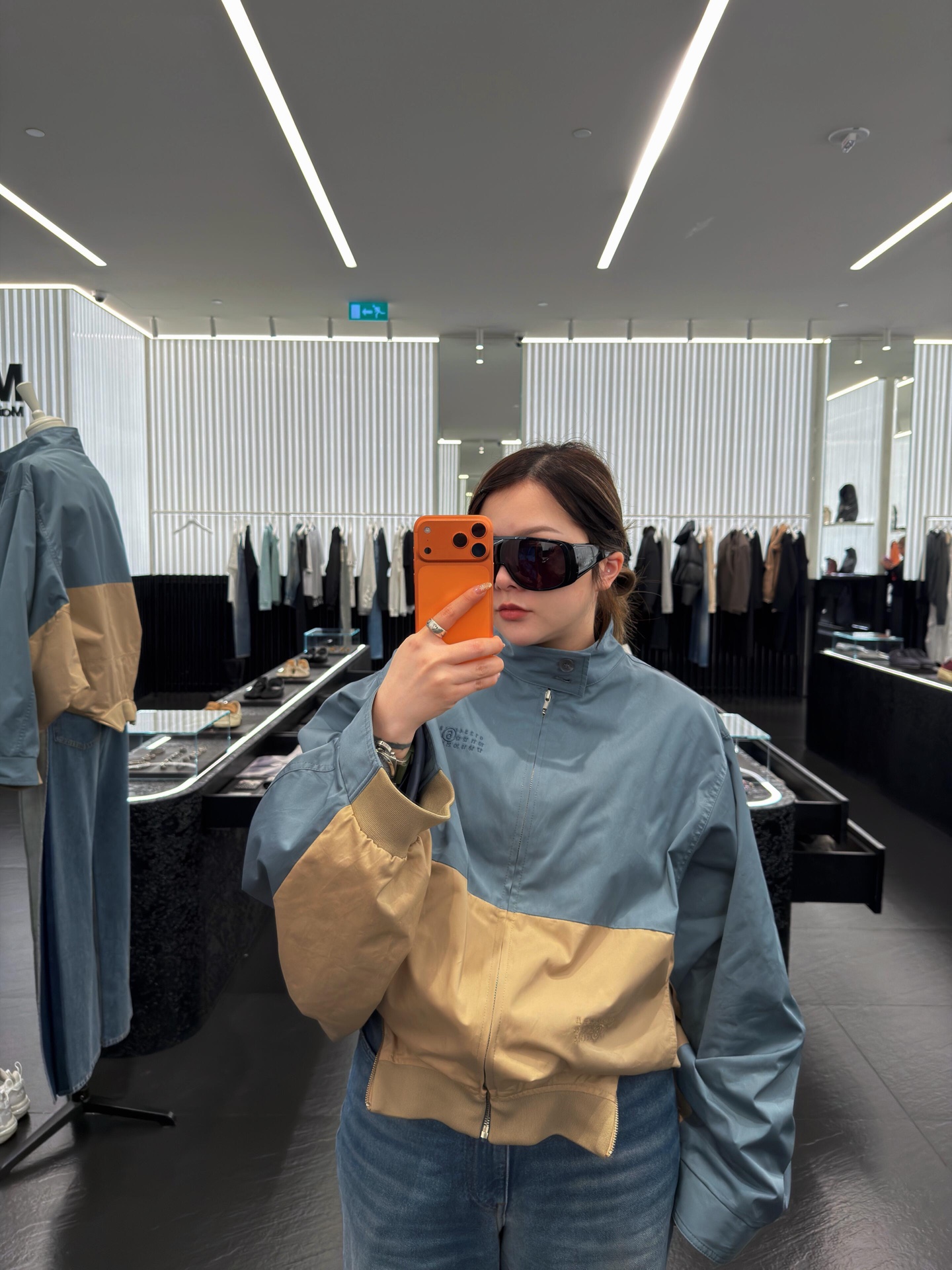 NO:697423,Maison Margi*la 26Ss early spring new style color-blocked inverted two-wear jacket丨exclusively developed by yb!  Top quality production!  MM6 directly plays with the outfit. The haze blue and khaki color combination has a cool and high-end feel. The soft cotton fabric takes into account both texture and comfort. The best thing is the inverted two-wear design. The front wear is a simple and neat stand-up collar jacket. It can be reversed to unlock the niche deconstructed style. One side has contrasting sleeves.  The details make the look full of layers. Whether worn with denim shorts for a sweet and cool street style, or with wide-leg jeans for a lazy and relaxed look, you can easily capture the casual fashion of early spring. This piece directly embodies Magee*’s avant-garde aesthetics~ Available now in S/M/L,, masion  margiela,shorts,jeans,jackets & coats,jackets & coats,19860909Maison Margi*la 26Ss早春新款 拼色倒置两穿夹克外套丨独家yb开发！顶级高版出品！MM6直接把穿搭玩出花,雾霾蓝拼卡其的配色自带清冷高级感,软挺的棉质面料兼顾质感与舒适度.最绝的是倒置两穿设计,正面穿是简约利落的立领夹克,反转过来又能解锁小众解构风,单侧撞色袖的细节让造型层次感拉满.不管搭牛仔短裤走甜酷街头风,还是配阔腿牛仔裤打造慵懒松弛感,都能轻松拿捏早春的随性时髦,马吉*的先锋美学,这件直接具象化～现货发售S/M/L,,masion margiela,shorts,jeans,jackets & coats,jackets & coats,,Women's clothing