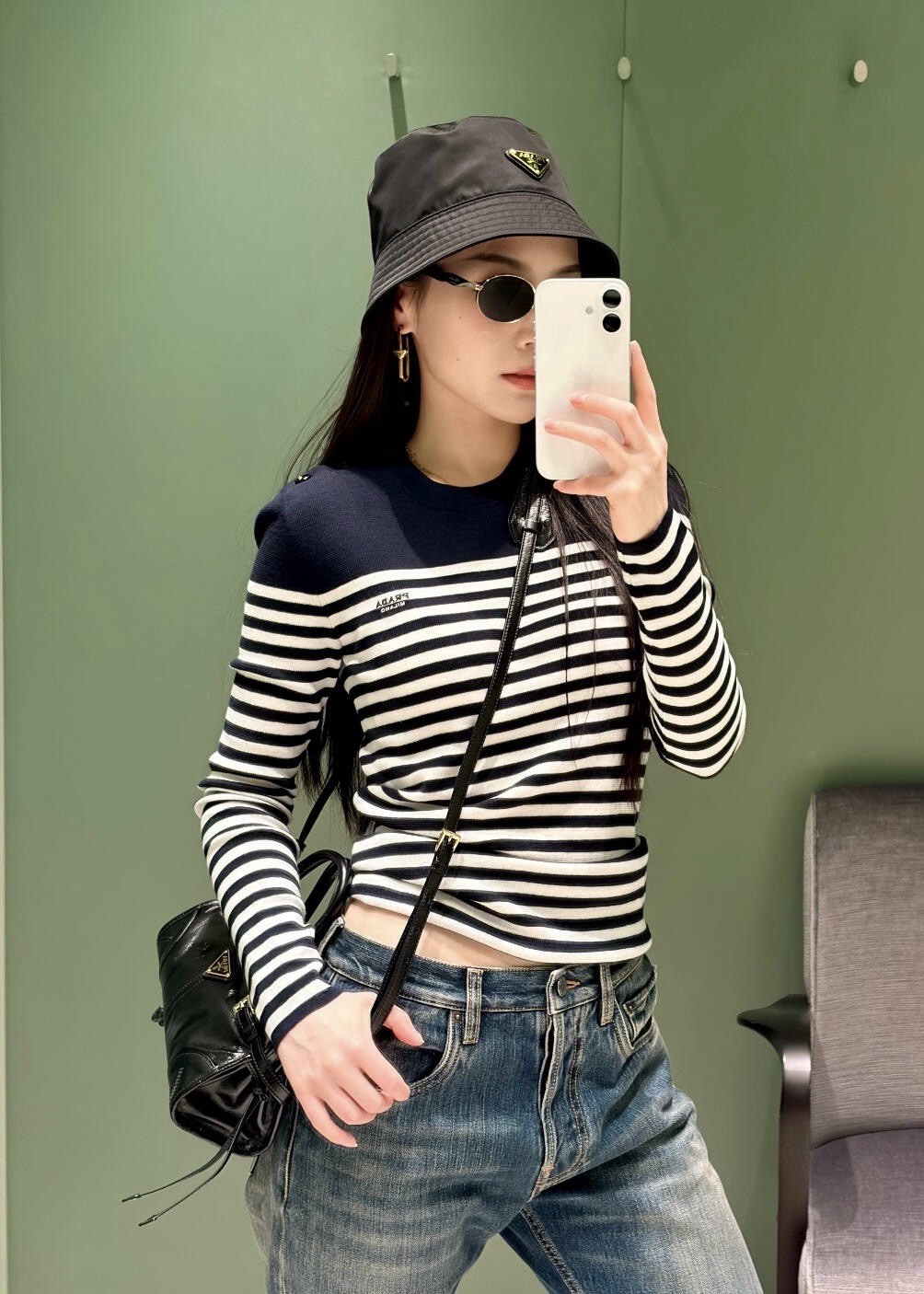 NO:697428,Prad* 25fW new autumn and winter striped wool knitted sweater丨Exclusively developed by yb!  Top quality production!  The design of navy blue and black and white stripes brings French laziness, and combines the minimalist luxury of the P family. The selected wool fabric is soft and skin-friendly, and it has no sense of restraint when worn close to the body. The slim tailoring can properly outline the body shape, and the short version can also raise the waistline. It is a casual street style when paired with jeans, and it can be worn with a skirt.  Transform into an elegant young lady in seconds. The low-key brand logo on the body of the shirt hides details, giving the basic striped shirt a recognizable luxury brand soul. It can be worn both inside and outside in autumn and winter ~ ready for sale in S/M/L, prada, skirts, jeans, sweaters,19860909Prad* 25fW秋冬新款 条纹羊毛针织毛衣丨独家yb开发！顶级高版出品！藏青拼黑白条纹的设计自带法式慵懒,又糅合了P家的极简奢感,精选羊毛面料软糯亲肤,贴身穿也毫无束缚感.修身剪裁恰到好处地勾勒身形,短款版型还能拉高腰线,搭配牛仔裤是随性街头风,配半身裙又能秒变优雅大小姐.衣身低调的品牌标识暗藏细节,让基础款条纹衫也拥有了辨识度拉满的奢牌灵魂,秋冬内搭外穿都能搭～现货发售S/M/L,,prada,skirts,jeans,sweaters,,Women's clothing