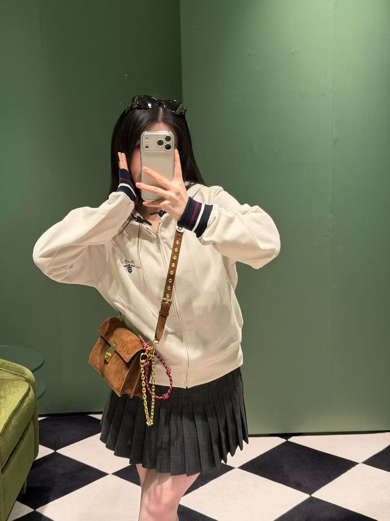 NO:697406,Prad* 25Fw new autumn and winter style college style letter printed zipper hooded sweatshirt jacket丨Exclusively developed by yb!  Top quality production!  Perfect the balance between laziness and sophistication!  The off-white color is gentle and versatile, and the soft cotton fabric is skin-friendly and breathable, so it is not stuffy at all in autumn and winter. The classic hooded design is equipped with a full zipper closure, which can be easily put on and taken off and can create a casual style with a half-open collar; the contrasting stripes on the cuffs echo the delicate letter print on the body, instantly adding a college-style atmosphere, and the short silhouette can also  Optimize body proportions. Pleated skirts are exclusive to sweet girls, and wide-leg pants can unlock a cool street feel. One piece can cover all casual styles in autumn and winter~ Available in stock S/M/L, prada, hoodie, sweatshirts, skirts, jackets  & coats,hats,19860909Prad* 25Fw秋冬新款 学院风字母印花拉链连帽卫衣外套丨独家yb开发！顶级高版出品！把慵懒与精致的平衡玩到极致！米白色调温柔又百搭,软糯的棉质面料亲肤又透气,秋冬穿完全不闷.经典连帽设计搭配全拉链开合,穿脱自如还能打造半开领的随性造型；袖口撞色条纹与衣身精致的字母印花相呼应,瞬间拉满学院风氛围,短款廓形还能优化身材比例.搭百褶裙是甜妹专属,配阔腿裤又能解锁酷飒街头感,一件承包秋冬所有休闲造型的时髦度～现货发售S/M/L,,prada,hoodie,sweatshirts,skirts,jackets & coats,hats,,Women's clothing