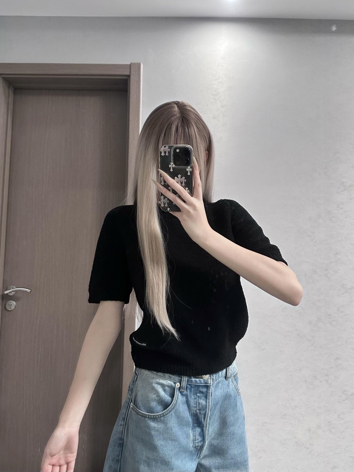 NO:697413,Alexand*r Wang 26SS early spring new style black knitted short-sleeved top丨Exclusive high-end version!  Weld the hot girl atmosphere to your body!  The plush knitted fabric with its own texture is soft to the touch and has a high-end matte texture. The pure black background color is matched with the brand logo webbing at the hem. It is low-key and reveals the iconic AW coolness. The short slim fit accurately outlines the waist and abdomen lines, raising the waistline while showing off the body curve.  , Paired with wide-leg jeans, she is a casual street girl, and with a leather skirt, she can turn into a sweet and cool party style in an instant. It can be worn alone in early spring or as an inner layer in autumn and winter. One piece unlocks all the hot girl style formulas ~ ready for sale S/M/L,,skirts,jeans,T-shirt,19860909Alexand*r Wang 26SS早春新款 黑色针织短袖上衣丨独家高版出品！把辣妹氛围感焊在身上！自带肌理感的毛绒针织面料,触感软糯又自带高级哑光质感,纯黑底色搭配下摆的品牌徽标织带,低调中透着标志性的AW酷飒.短款修身剪裁精准勾勒腰腹线条,拉高腰线的同时尽显身材曲线,搭阔腿牛仔裤是随性街头辣妹,配皮裙又能秒变甜酷派对风.早春单穿、秋冬内搭都能打,一件解锁所有辣妹穿搭公式～现货发售S/M/L,,skirts,jeans,T-shirt,,Women's clothing