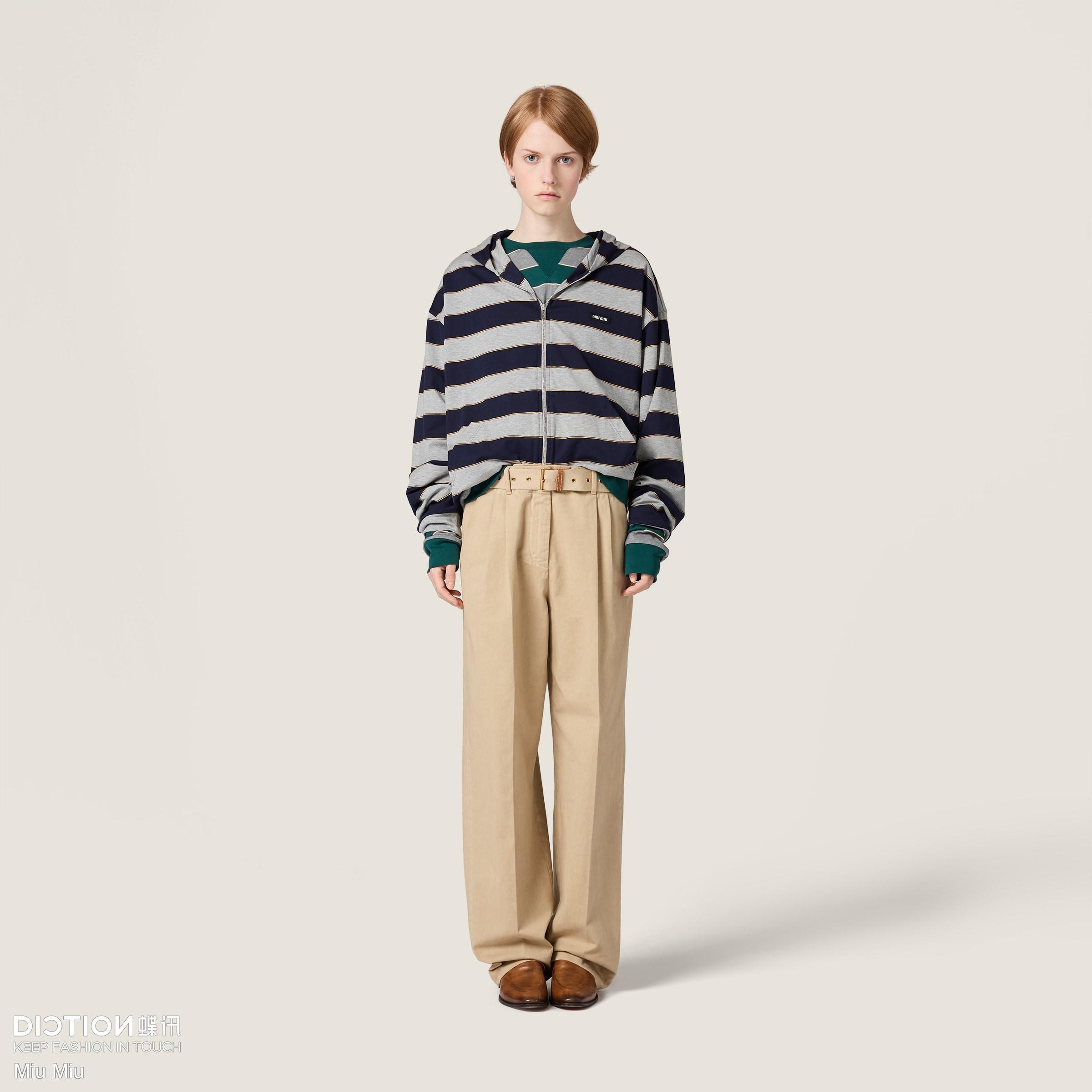 NO:697758,Miumi* 26Ss early spring new style micro-label striped zipper hooded sweatshirt jacket丨Exclusively developed by yb!  Top quality production!  The classic stripes of navy blue and heather gray collide to outline a frank and sweet modern silhouette. The custom-made high-count cotton blended fabric is soft to the skin, with both airiness and stiffness. The loose shoulder cut is suitable for various body shapes, and can freely unlock a lazy and casual wearing posture. The mini logo embroidery on the side of the body  The embroidery is low-key to engrave the brand identity, and the delicate metal zipper extends along the striped texture, becoming the visual focus and making putting on and taking off more ritual. Available in stock S/M/L,,miumiu,hoodie,sweatshirts,jackets  & coats,hats,19860909Miumi* 26Ss早春新款 微标条纹拉链连帽卫衣外套丨独家yb开发！顶级高版出品！以藏青与麻灰的经典条纹碰撞,勾勒出率性又甜美的摩登轮廓.定制高支棉混纺面料触肤柔软,兼具空气感与挺括度,宽松落肩剪裁适配多元身形,自在解锁慵懒随性的穿搭姿态.衣身侧边的迷你徽标刺绣低调镌刻品牌身份,细巧的金属拉链顺着条纹肌理延伸,成为视觉焦点的同时,也让穿脱更具仪式感.现货发售S/M/L,,miumiu,hoodie,sweatshirts,jackets & coats,hats,,Women's clothing