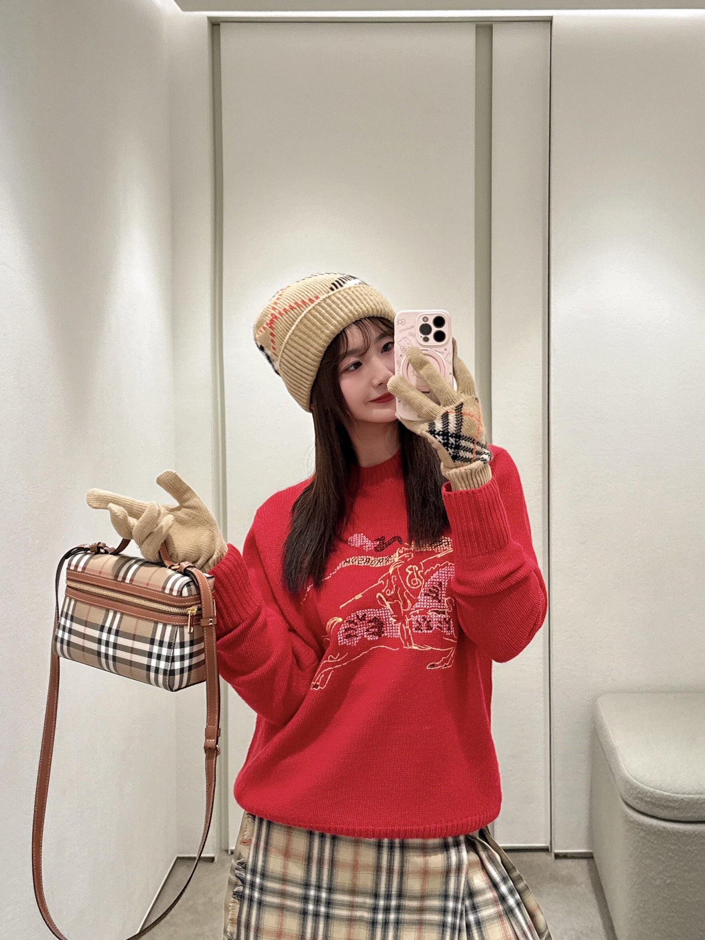 NO:697763,Burberr* 26Ss early spring new style New Year limited equestrian knight logo embroidered knitted sweater丨Exclusively developed by yb!  Top quality production!  Selected ultra-fine merino wool blended knitted fabric, with off-white soft yarn and red velvet to set the tone. The delicate rib texture is intertwined to create a cloud-like skin-friendly touch. The half-high collar is tailored to fit the neck line, and the drop-shoulder sleeve style blends laziness and British style.  Come on, whether you are layering shirts to create a college-style layer, or wearing them alone to create a minimalist and luxurious feel, they are all suitable for a variety of dressing scenarios. Available in stock, S/M/L, burberry, sweaters, shirts,19860909Burberr* 26Ss早春新款 新年限定马术骑士徽标刺绣针织毛衣丨独家yb开发！顶级高版出品！甄选超细美利奴羊毛混纺针织面料,米白柔纱与正红绒线双款定调,细腻罗纹肌理交织出云朵般的亲肤触感,半高领剪裁贴合颈部线条,落肩袖型糅合慵懒随性与英伦摩登,无论是叠搭衬衫打造学院风层次,还是单穿诠释极简奢感,皆能适配多元穿搭场景.现货发售S/M/L,,burberry,sweaters,shirts,,Women's clothing