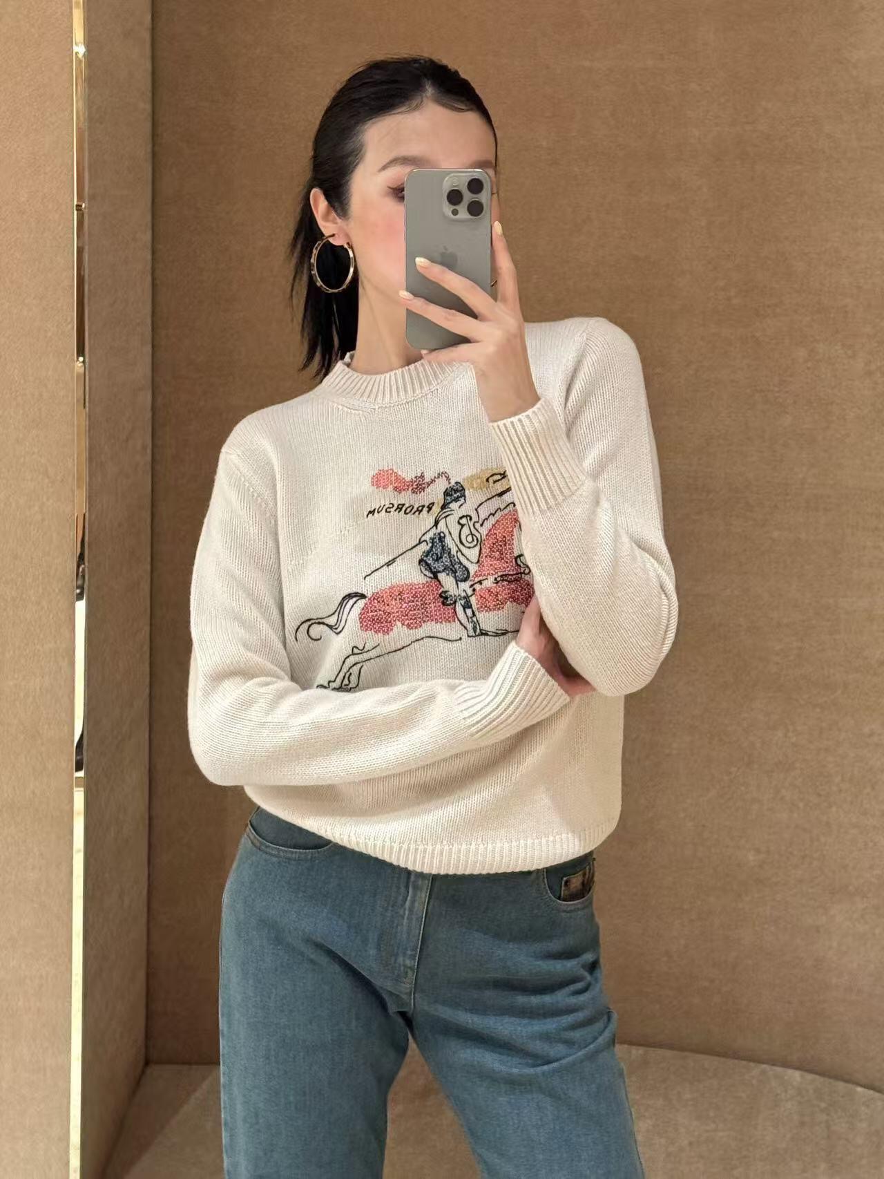 NO:697767,Burberr* 26Ss early spring new style New Year limited equestrian knight logo embroidered knitted sweater丨Exclusively developed by yb!  Top quality production!  Selected ultra-fine merino wool blended knitted fabric, with off-white soft yarn and red velvet to set the tone. The delicate rib texture is intertwined to create a cloud-like skin-friendly touch. The half-high collar is tailored to fit the neck line, and the drop-shoulder sleeve style blends laziness and British style.  Come on, whether you are layering shirts to create a college-style layer, or wearing them alone to create a minimalist and luxurious feel, they are all suitable for a variety of dressing scenarios. Available in stock, S/M/L, burberry, sweaters, shirts,19860909Burberr* 26Ss早春新款 新年限定马术骑士徽标刺绣针织毛衣丨独家yb开发！顶级高版出品！甄选超细美利奴羊毛混纺针织面料,米白柔纱与正红绒线双款定调,细腻罗纹肌理交织出云朵般的亲肤触感,半高领剪裁贴合颈部线条,落肩袖型糅合慵懒随性与英伦摩登,无论是叠搭衬衫打造学院风层次,还是单穿诠释极简奢感,皆能适配多元穿搭场景.现货发售S/M/L,,burberry,sweaters,shirts,,Women's clothing