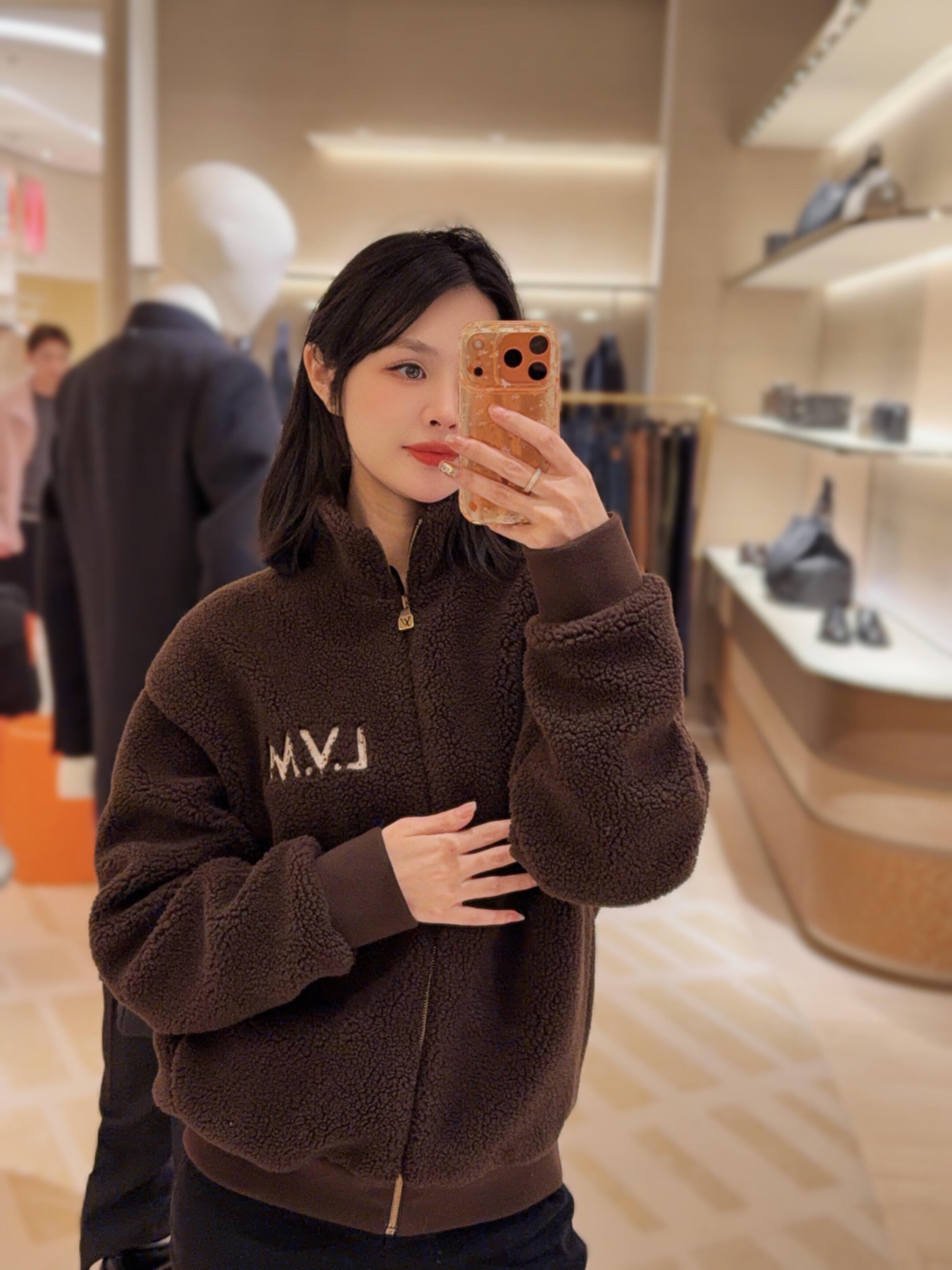 NO:697769,Louis Vuitt*n 25Fw new autumn and winter letter pattern coffee brown Teddy zipper jacket丨Exclusive high-end version!  Customized high-weight teddy velvet fabric is selected. The golden ratio of blended wool and polyester fiber gives the fabric a cloud-like soft and waxy feel. It also has the practical characteristics of constant temperature warmth, anti-wrinkle and easy care. The letter flocking embroidery on the front of the body is low-key and restrained, and the brand's historical code and slogan letter matrix are staggered on the back, interpreting the brand's century-old heritage with deconstructive design; the metal zipper puller is engraved with Monogr.  am's classic pattern, ribbed stand-up collar and cuffs with contrasting tailoring weaken the heavy feel of teddy velvet, and the oversized genderless version adapts to a variety of body shapes, showing the ultimate pursuit of craftsmanship and design. Whether worn alone to create a modern street look, or layered with a coat as an inner layer, it can inject a French style that is both luxurious and comfortable in autumn and winter. Available now in S/M/L, Louis  vuitton,versace,jackets & coats,jackets & coats,gold,19860909Louis Vuitt*n 25Fw秋冬新款 字母图案咖啡棕泰迪拉链夹克外套丨独家高版出品！甄选定制高克重泰迪绒面料,混纺羊毛与聚酯纤维的黄金配比赋予面料云朵般软糯的触感,同时兼具恒温保暖与抗皱易打理的实用特性.衣身正面的字母植绒刺绣低调内敛,后背错落排布的品牌历史编码与标语字母矩阵,以解构主义设计诠释品牌百年传承；金属拉链头镌刻Monogram经典花纹,罗纹立领与袖口的撞色剪裁弱化泰迪绒厚重感,oversized无性别版型适配多元身形,尽显对工艺与设计的极致追求.无论是单穿打造街头摩登造型,还是叠搭大衣作为内搭,都能为秋冬穿搭注入兼具奢雅与舒适的法式格调.现货发售S/M/L,,louis vuitton,versace,jackets & coats,jackets & coats,gold,,Women's clothing