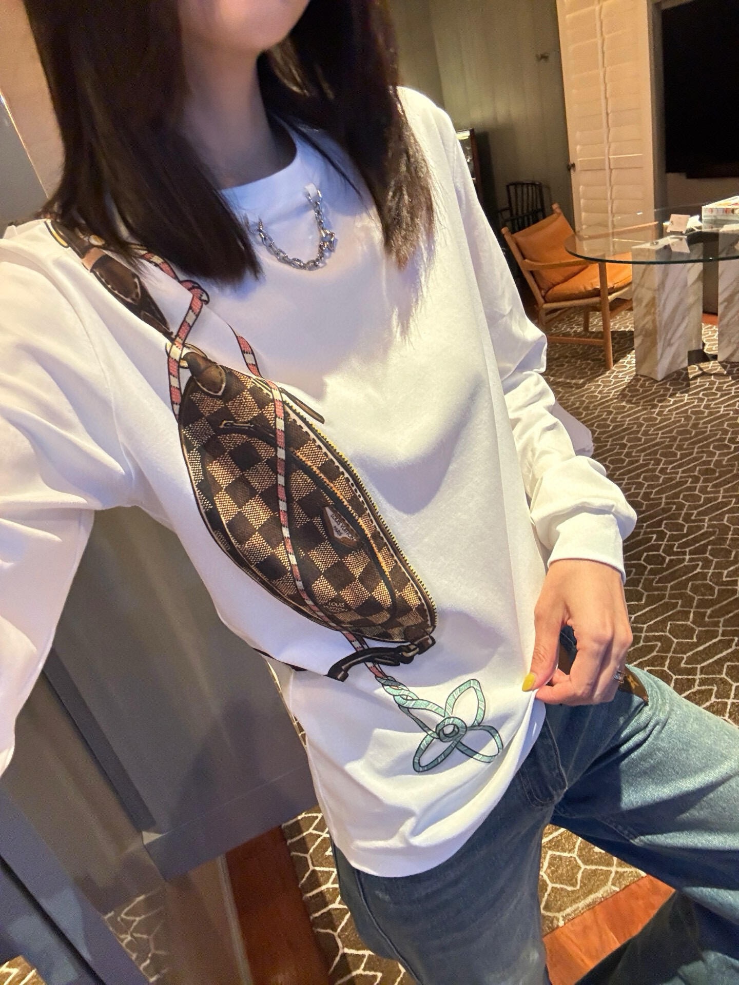 NO:708218,Louis Vu*itton 25FW new autumn and winter chain checkerboard backpack printed long-sleeved T-shirt丨Exclusively developed by yb!  Top quality production!  Inspired by the classic Damier checkerboard pattern, the backpack print is three-dimensionally presented on the pure white body, and the metal chain-decorated neckline adds a cool texture. The high-count cotton fabric is soft and skin-friendly, and the loose tailoring adapts to various body shapes, bringing the iconic luxury charm into daily leisure. One piece unlocks the casual high-end feel in autumn and winter. Available in stock S/M/L, Louis Vuitton, backpacks, tees, t-shirt,19860909Louis Vu*itton 25FW秋冬新款 链条棋盘格背包印花长袖T恤丨独家yb开发！顶级高版出品！以经典Damier棋盘格为灵感,将背包印花立体呈现在纯白衣身,金属链条装饰领口增添冷冽质感.高支棉面料柔软亲肤,宽松剪裁适配各种身形,把标志性奢韵揉进日常休闲,一件解锁秋冬随性高级感.现货发售S/M/L,,louis vuitton,backpacks,tees，t-shirt,,Women's clothing