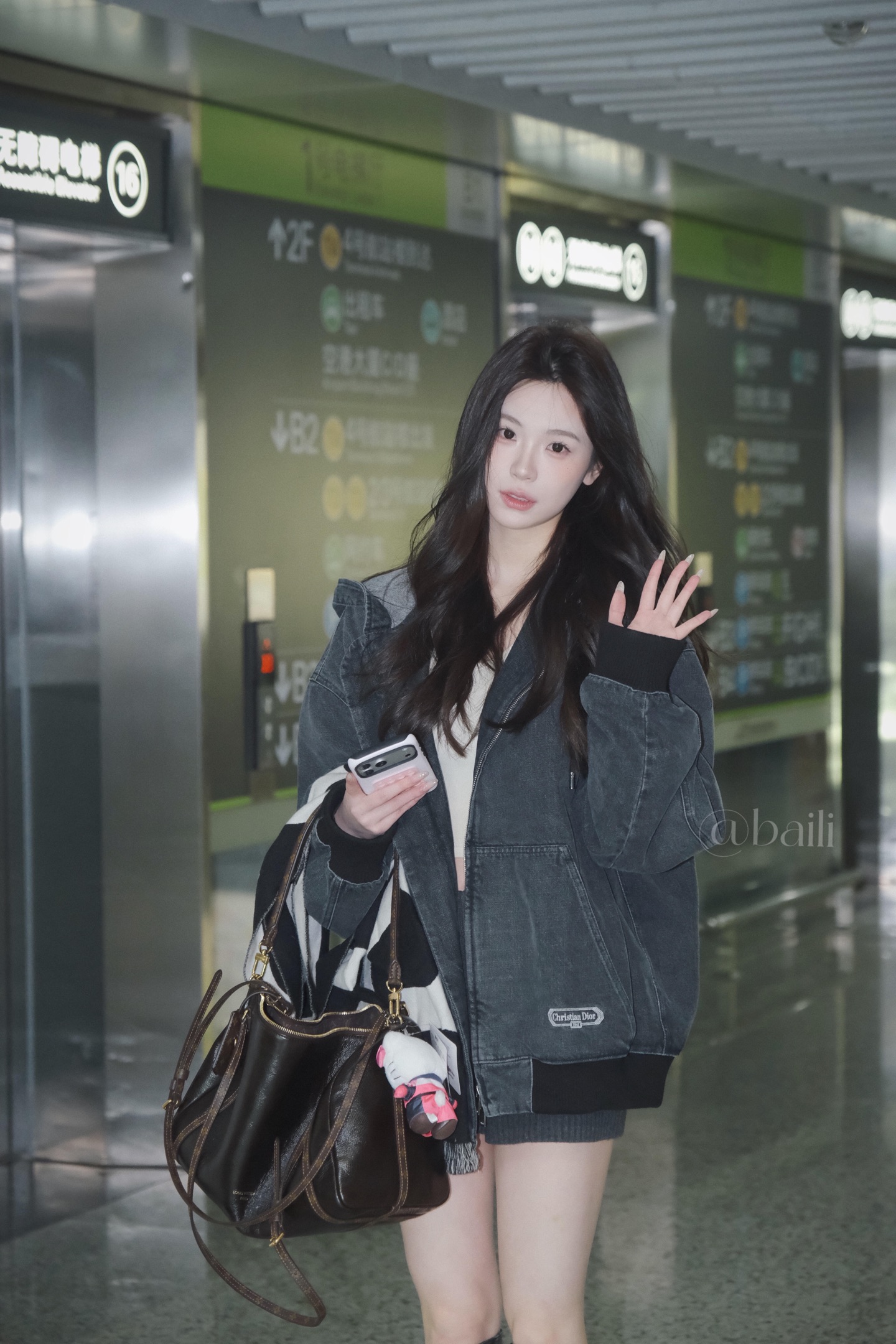 NO:708561,Dio* 26Ss early spring new denim drawstring hooded double zipper jacket丨Exclusive high-end version!  The double zipper design unlocks a variety of outfits, and the drawstring brim makes it casual and comfortable. The heavy denim has been washed and distressed, with a crisp texture. The neat silhouette is suitable for daily life, and it is easy to match the early spring cool style. The same style for men and women. Available in stock S/M/L,, dior, jackets & coats, jackets & coats, hats,19860909Dio* 26Ss早春新款 牛仔布抽绳连帽双拉链夹克外套丨独家高版出品！双拉链设计解锁多元穿搭,抽绳帽檐随性自在.重磅丹宁经水洗做旧,质感挺括.利落廓形适配日常,轻松拿捏早春潮酷格调.男女同款 现货发售S/M/L,,dior,jackets & coats,jackets & coats,hats,,Women's clothing