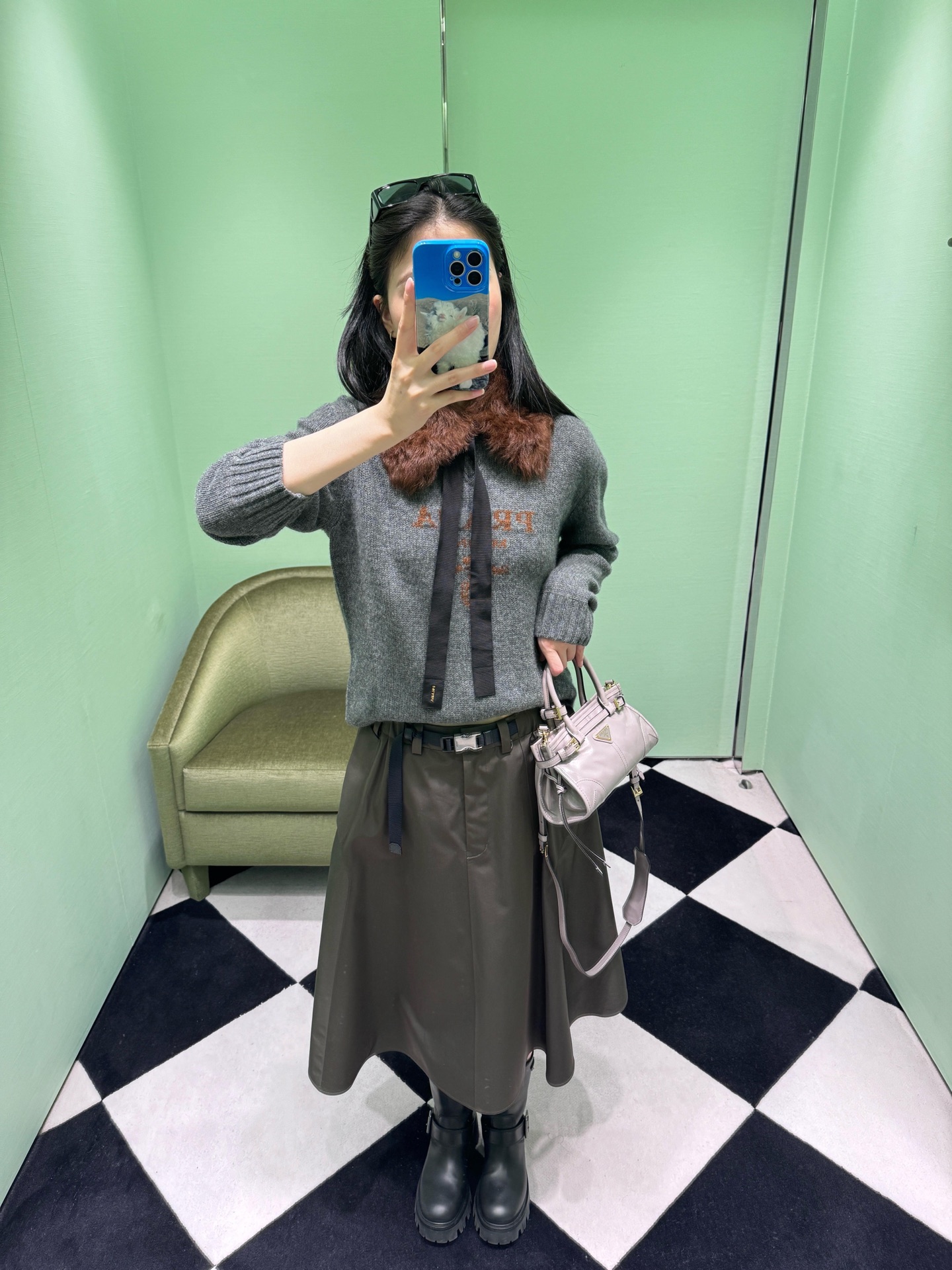 NO:708560,Prad* 26Ss early spring new brown belt nylon pocket skirt | Exclusively developed by yb!  Top quality production!  Made of iconic regenerated nylon fabric, the caramel brown tone with matte texture is retro and high-end, and its stiff and anti-wrinkle properties are suitable for wearing in many scenes. The detachable nylon belt with metal buckle at the waist can not only freely adjust the waistline to outline a neat waistline, but also can be removed and switched at will to change the style; the classic A-line tailoring is from  The waist and hips hang naturally, and the golden length modifies the leg shape. Whether it is paired with a sweater from the same series to create a commuting look, or mixed with a short jacket to unlock street style, you can easily achieve t19860909Prad* 26Ss早春新款 褐色腰带尼龙口袋半身裙丨独家yb开发！顶级高版出品！标志性再生尼龙面料打造,哑光质感的焦糖褐色调复古又高级,挺括抗皱的特性适配多场景穿着.腰间可拆卸金属扣尼龙腰带,既能自由调节腰围勾勒利落腰线,又可随心拆卸切换穿搭风格；经典A字大摆剪裁从腰胯自然垂坠,黄金长度修饰腿型,无论是搭配同系列针织衫打造通勤造型,还是混搭短款外套解锁街头风格,都能轻松拿捏早春优雅格调.现货发售S/M/L,,prada,skirts,jackets & coats,gold,,Women's clothing