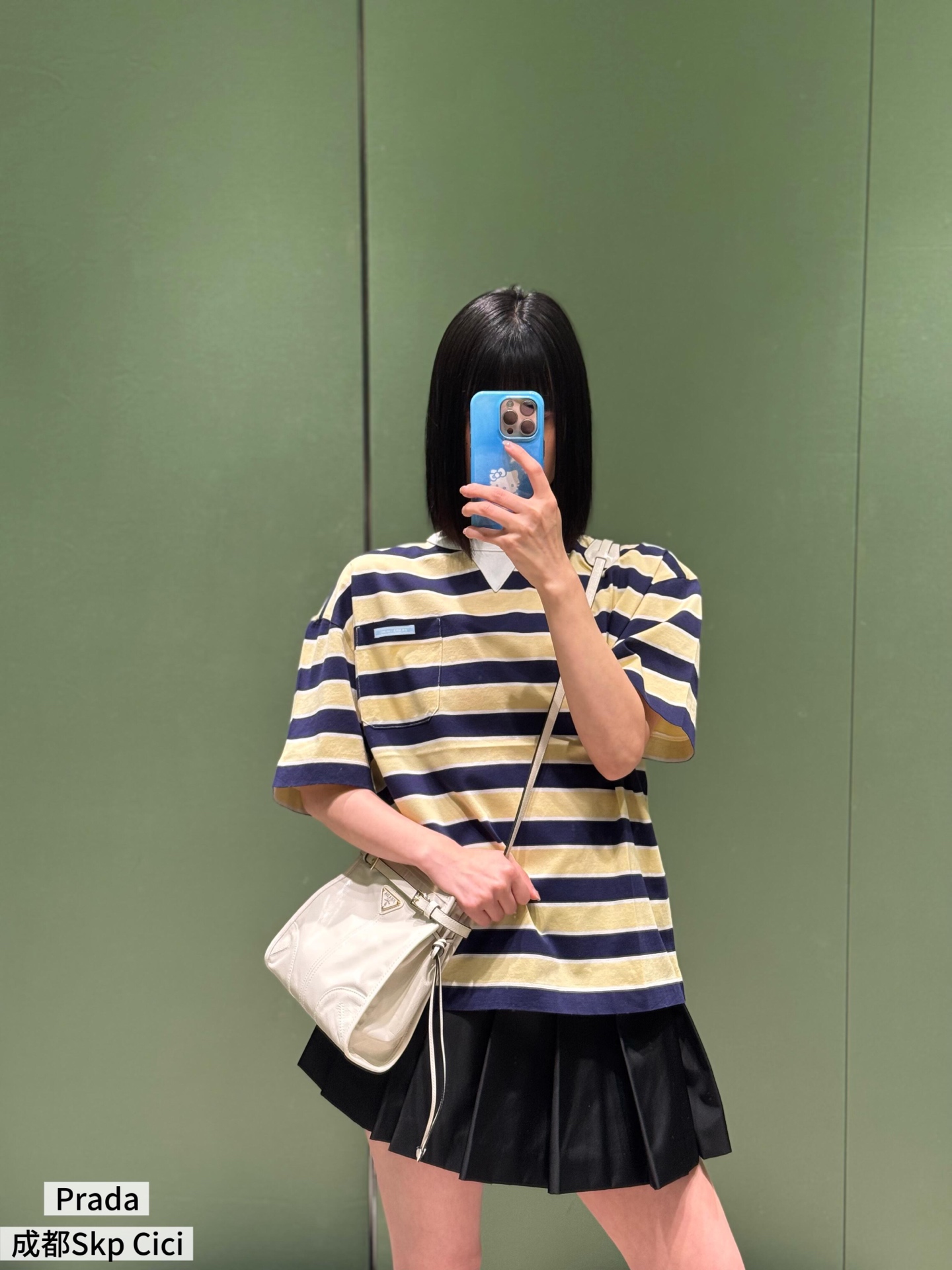 NO:708602,Prad* 26Ss early spring new style striped loose round neck short-sleeved T-shirt丨Exclusively developed by yb!  High quality production!  Classic navy stripes collide with the elegant color scheme of cream yellow and navy to reshape the Italian casual aesthetics. The brand's exclusive high-count cotton blended fabric is used, which is soft and waxy to the touch and has a crisp texture. The loose dropped shoulder cut accommodates diverse body shapes, and the low-key triangular logo woven label on the chest hides the brand's genes. Whether worn with a pleated skirt  Create a sweet and cool girly look, or combine with casual sweatpants to interpret casual street style, it can be the finishing touch of early spring style. It is an indispensable and versatile item in the light luxury wardrobe. Ready for sale S/M/L, prada, skirts, T-shirt, tees, t-shirt,19860909Prad* 26Ss早春新款 条纹宽松圆领短袖T恤丨独家yb开发！高版出品！以经典海军风条纹碰撞奶油黄与藏青的雅致配色,重塑意式休闲美学.采用品牌专属高支棉混纺面料,触感软糯且兼具挺括质感,宽松落肩剪裁包容多元身形,胸前低调的三角徽标织标暗藏品牌基因.无论是搭配百褶半裙打造甜酷少女感,还是与休闲卫裤组合诠释随性街头风,都能成为早春造型的点睛之笔,是轻奢衣橱里不可缺少的百搭单品.现货发售S/M/L,,prada,skirts,T-shirt,tees，t-shirt,,Women's clothing