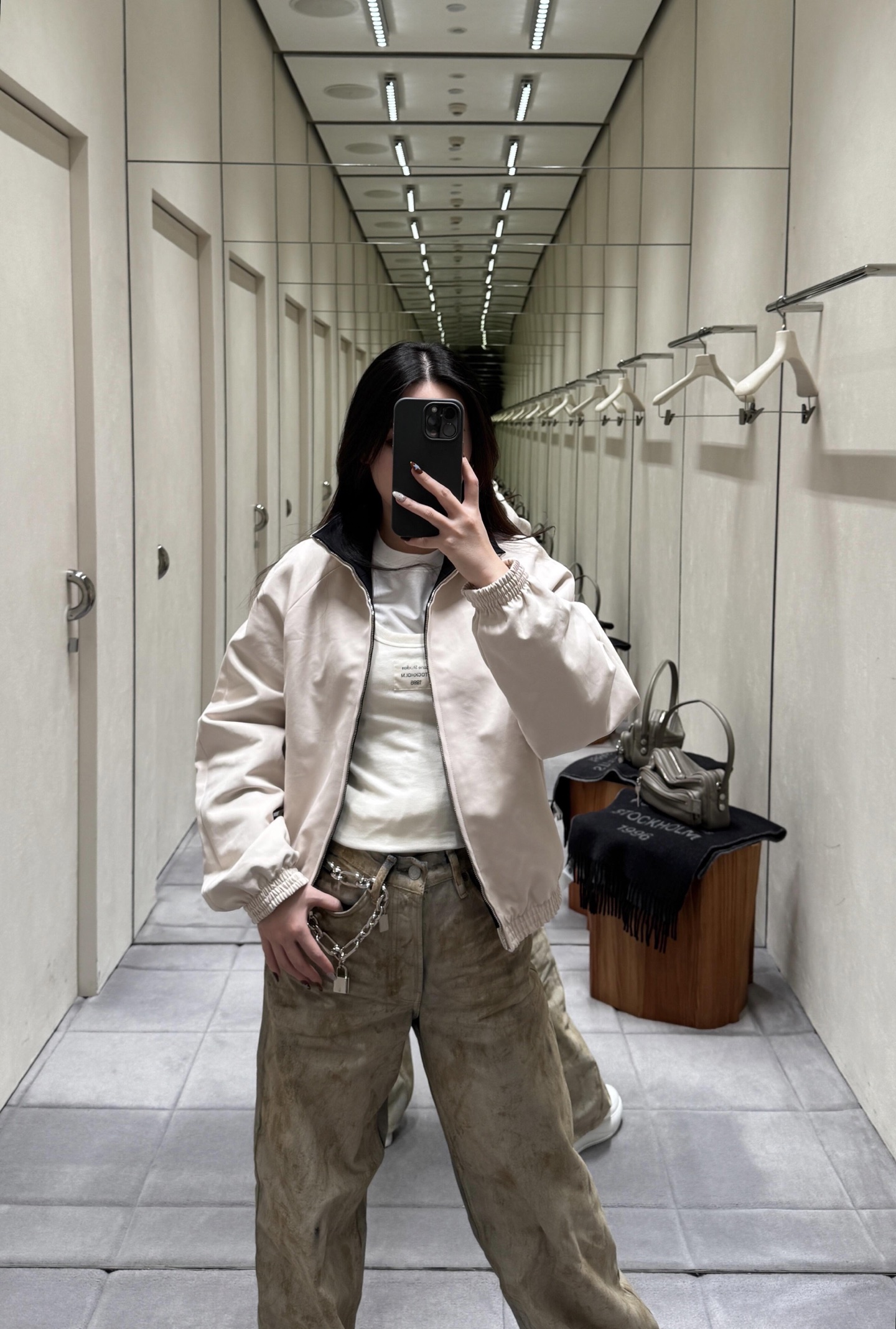 NO:708977,Acne studi* 26Ss early spring new style 1996 stand-up collar zipper elastic hem casual jacket丨Exclusive high-end version!  The pure off-white color is paired with a neat stand-up collar zipper, which shows a high-end feel without unnecessary decoration. The 1996 embroidery on the back is outlined with stitches of the same color, which is low-key yet recognizable. The loose shoulder cut creates a lazy wearing atmosphere.  The elastic hem can be tightened to create a short style and optimize body proportions. The metal snaps and zipper pullers in the details have been polished to highlight the light and luxurious texture. It is a must-have for creating a Nordic style in early spring. Available now in S/M/L,,acne  studios,jackets & coats,19860909Acne studi* 26Ss早春新款 1996立领拉链松紧下摆休闲外套丨独家高版出品！米白色的纯净色调搭配利落的立领拉链,没有多余的装饰却尽显高级感,后背的1996刺绣以同色系线迹勾勒,低调又不失辨识度.宽松的落肩剪裁营造出慵懒的穿搭氛围,松紧下摆可收紧打造短款效果,优化身材比例,细节处的金属按扣与拉链头都经过抛光处理,彰显轻奢质感,是早春打造北欧风造型的必备款.现货发售S/M/L,,acne studios,jackets & coats,,Women's clothing