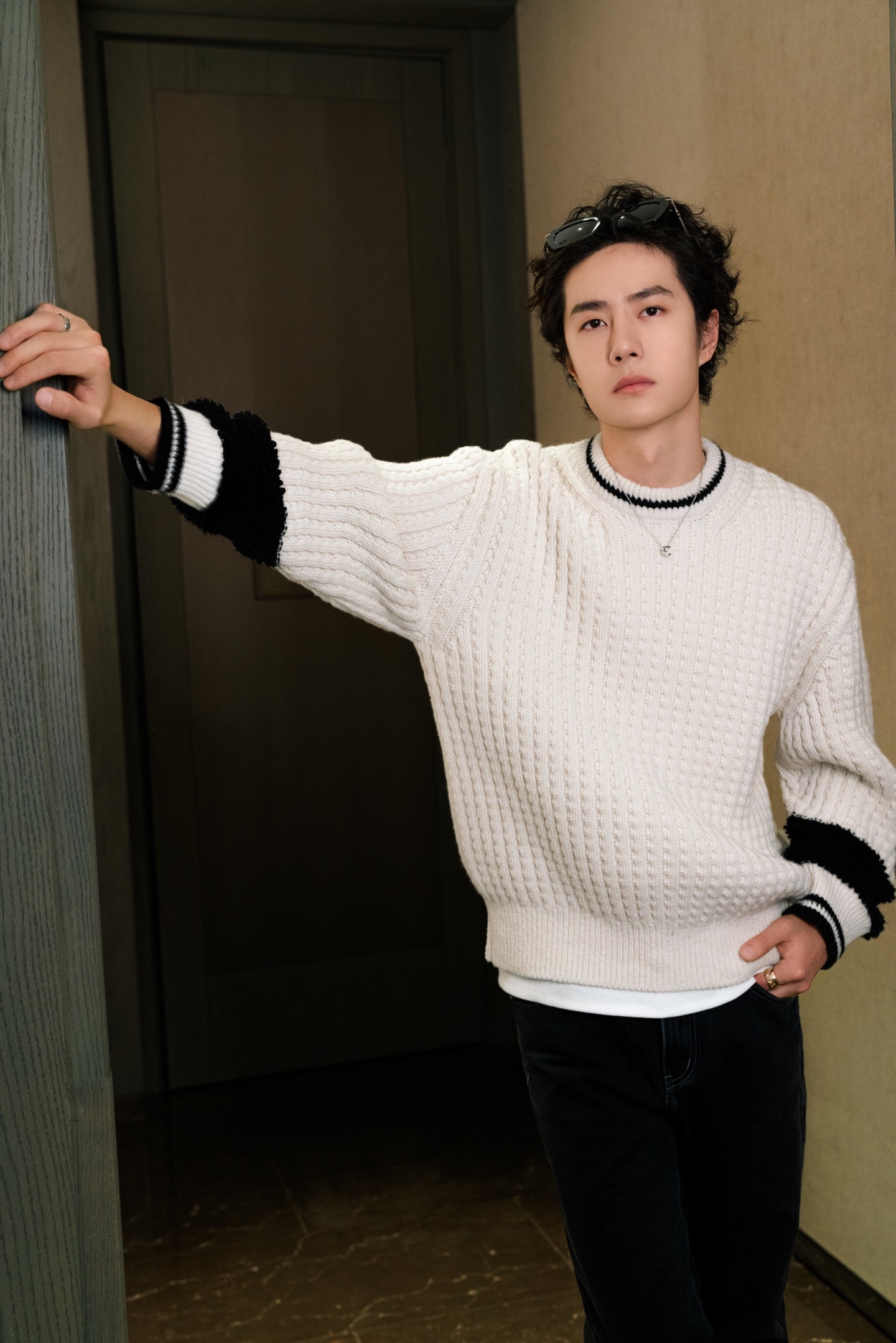 NO:708986,Chane* 25N new ski season round neck college style wool sweater丨Exclusively developed by yb!  Top quality production!  Wang Yibo's same style redefines the aesthetics of light luxury knitting in winter. The iconic off-white and black contrasting colors, the three-dimensional cable knitting process makes the body full of texture, and the merino wool fabric has both warmth and breathability, making it unrestricted when worn in winter. The black plush splicing and stripes on the cuffs  The webbing gives the basic style a unique fashion charm. Precision overlocking technology and invisible stitching. The double C jacquard on the back is outlined with stitches of the same color, which is low-key yet recognizable. An indispensable winter treasure item in the wardrobe. Ready for sale S/M/L,,chanel,19860909Chane* 25N滑雪季新款 圆领学院风羊毛针织衫丨独家yb开发！顶级高版出品！王一博同款重新定义冬日轻奢针织的穿搭美学.标志性的米白与黑色撞色,立体绞花针织工艺让衣身肌理感十足,美利奴羊毛面料兼具保暖性与透气性,冬日穿着无束缚感.袖口的黑色毛绒拼接与条纹织带,让基础款型焕发独特的时尚魅力,精密的锁边工艺与隐形车线,后背的双C提花以同色系线迹勾勒,低调又不失辨识度.衣橱中不可或缺的冬日宝藏单品.现货发售S/M/L,,chanel,,Women's clothing
