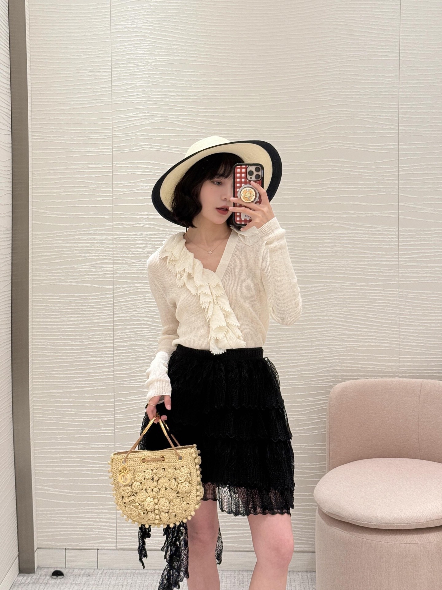 NO:708992,Dio* 25Fw new autumn and winter linen silk removable ruffled knitted cardigan丨Exclusively developed by yb!  Top quality production!  The classic V-neck cardigan style, with detachable ruffle decoration, and light beige linen and silk blended fabric, gives the basic style a unique fashion charm. The romance of the ruffles and the casualness of linen form a wonderful style balance. The fabric has the breathability of linen and the smoothness of silk. The slim tailoring outlines the graceful body curve. The invisible zipper and precision stitching in the details hide the high-end craftsmanship. Ready for sale S/M/L, dior, real silk,19860909Dio* 25Fw秋冬新款 亚麻真丝可拆卸荷叶边针织开衫丨独家yb开发！顶级高版出品！经典的V领开衫版型,搭配可拆卸的荷叶边装饰,浅米色的亚麻真丝混纺面料,让基础款型焕发独特的时尚魅力,荷叶边的浪漫与亚麻的随性形成奇妙的风格平衡.面料兼具亚麻的透气与真丝的顺滑,修身的剪裁勾勒出优美的身形曲线,细节处的隐形拉链与精密车线,暗藏高定工艺.现货发售S/M/L,,dior,real silk,,Women's clothing