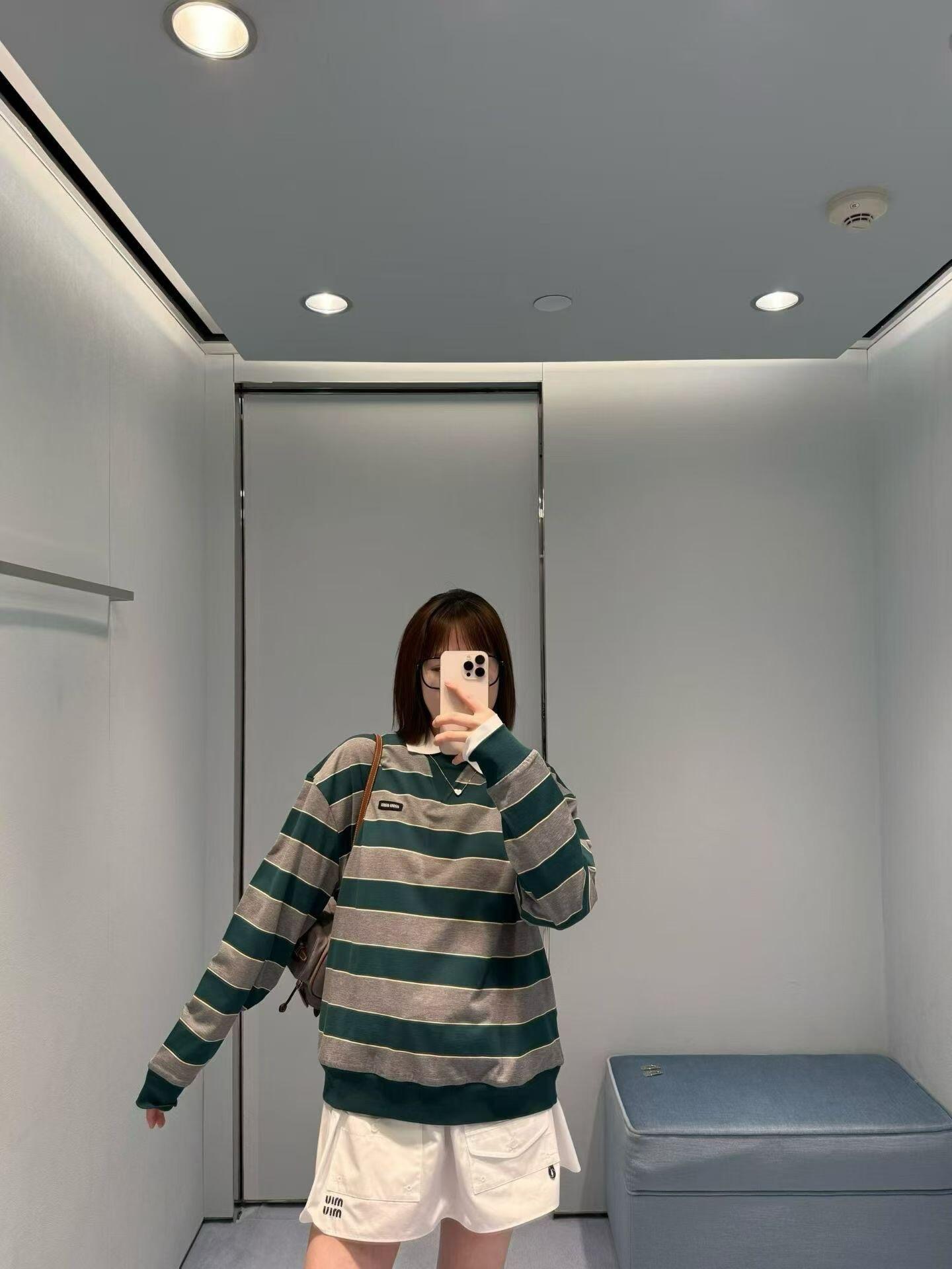 NO:709258,MiuMi* 26Ss new early spring green striped round neck sweatshirt丨Exclusively developed by yb!  Top quality production!  Classic stripes are intertwined with retro dark green and soft ash, and are embellished with thin light yellow lines, adding a delicate luster to the basic model. The double-layer heavy cotton fabric is both soft and skin-friendly and has a stiff silhouette. The oversize version hides flesh and is lazy, and the mini logo on the chest low-key highlights the brand recognition. Whether it is layered with white  Whether you use a shirt to create a preppy style, or pair it with a short skirt and boots to create a sweet and cool look, it can become a versatile and distinguished presence in your early spring wardrobe. Available in stock, S/M/L, Miumiu, versace, boots, hoodie, sweatshirts, skirts, shirts,19860909MiuMi* 26Ss早春新款 绿色条纹圆领卫衣丨独家yb开发！顶级高版出品！以复古墨绿与柔和烟灰交织出经典条纹,细闪的浅黄线条点缀其间,让基础款多了一份精致的光泽感.重磅棉里外双层面料兼具软糯亲肤与挺括廓形,Oversize的版型藏肉又慵懒,胸口的迷你徽标低调彰显品牌辨识度.无论是叠穿白衬衫打造学院风,还是搭配短裙与长靴诠释甜酷感,它都能成为早春衣橱里百搭又显贵的存在.现货发售S/M/L,,miumiu,versace,boots,hoodie,sweatshirts,skirts,shirts,,Women's clothing