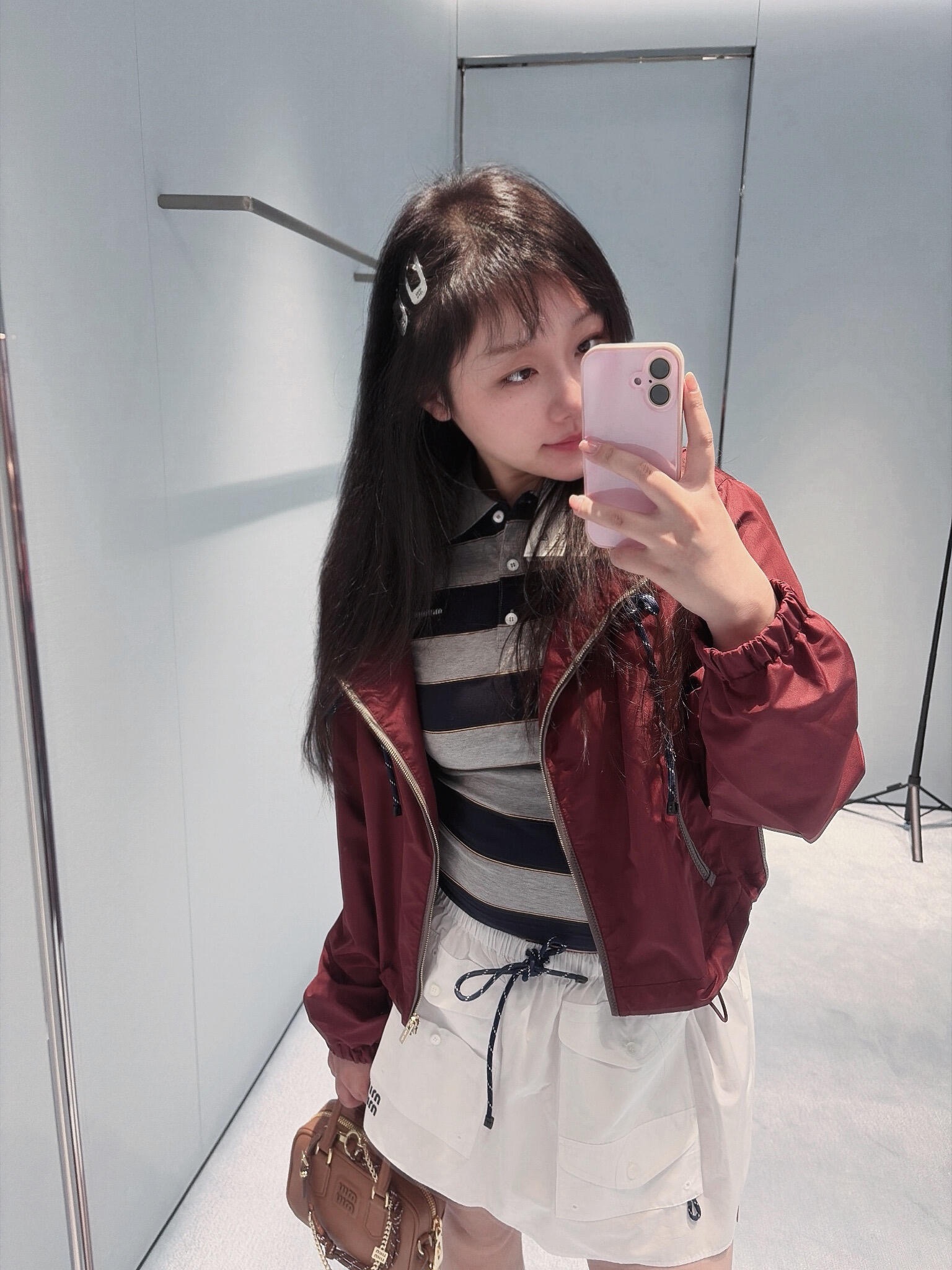 NO:708999,Miumi* 26Ss early spring new style letter logo pocket mini skirt丨Exclusively developed by yb!  Top quality production!  Made of crisp cotton poplin, it creates an A-line silhouette that has both a workwear feel and a girly feel. The drawstring design at the waist can be adjusted freely to suit different waist sizes; the multi-pocket details echo the mini letter logo on the side, injecting retro vitality into the pure white skirt. Whether paired with a velvet sweater  Whether you create a sweet and cool college style, or combine it with a short vest for a hot girl look, it can be the finishing touch of your early spring look, easily balancing relaxation and sophistication. Available now in S/M/L, miumiu, hoodie, sweatshirts, skirts,19860909Miumi* 26Ss早春新款 字母徽标口袋迷你半身裙丨独家yb开发！顶级高版出品！以挺括的棉质府绸为面料,打造出兼具工装感与少女感的A字廓形.腰部的抽绳设计可自由调节松紧,适配不同腰围；多口袋细节与侧边的迷你字母徽标相呼应,为纯白裙身注入复古活力.无论是搭配丝绒卫衣打造甜酷学院风,还是与短款背心组合出辣妹感,它都能成为早春造型的点睛之笔,轻松平衡松弛感与精致感.现货发售S/M/L,,miumiu,hoodie,sweatshirts,skirts,,Women's clothing