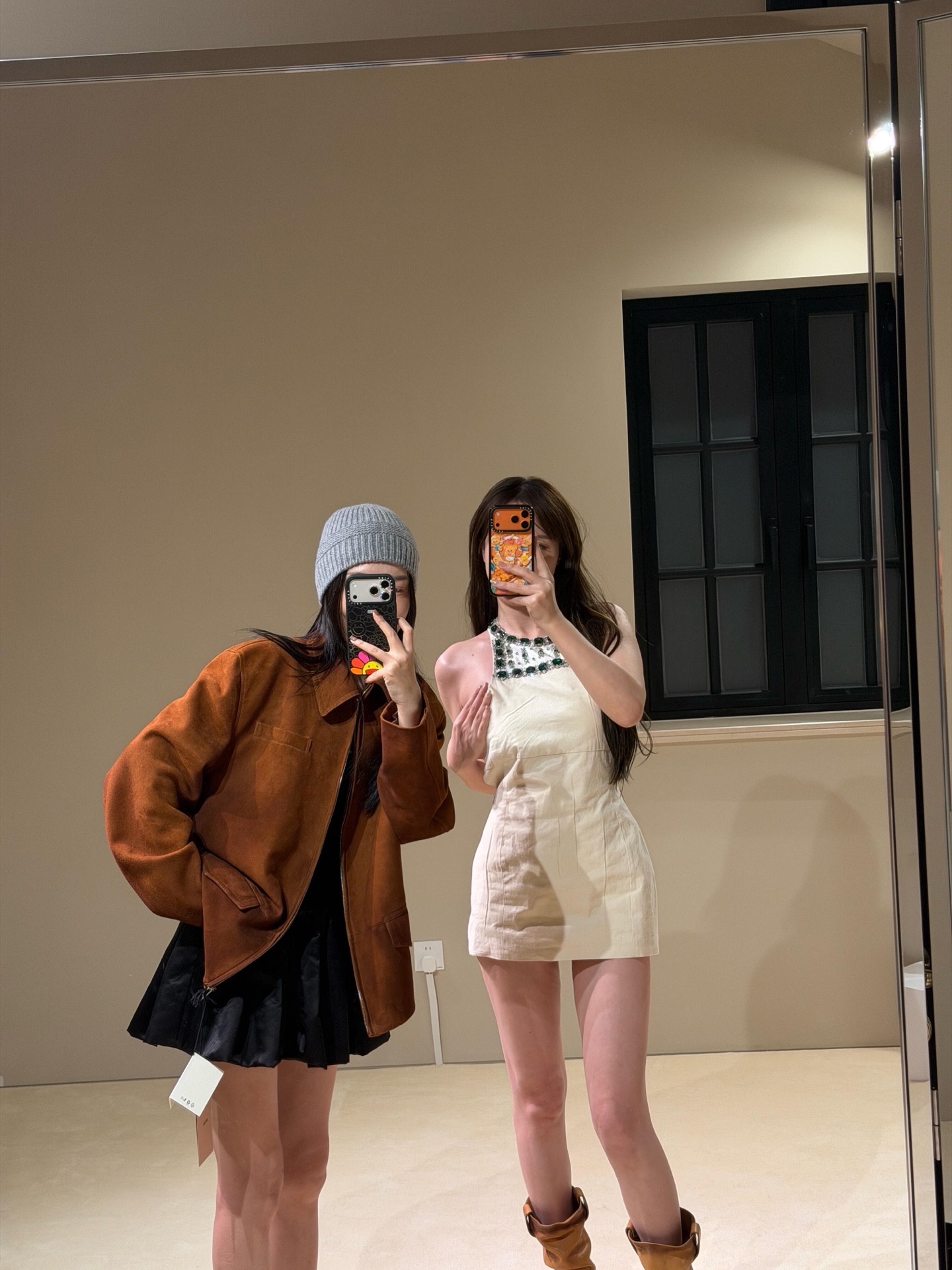 NO:736045,Miumi* 26Ss early spring new style lapel imitation suede zipper jacket丨exclusively developed by yb!  High quality production!  With warm and rich caramel brown as the main tone, the imitation suede fabric has a delicate velvet feel and retro texture, and the soft texture is within reach, bringing the relaxed atmosphere of early spring to the body. The neat lapels are matched with smooth zippers, and retro workwear details are incorporated into the classic version. The large patch pockets on both sides are both practical and stylish. The loose and dropped shoulder tailoring is very flattering for various body shapes.  The tolerant, unisex design makes it an excellent choice for couples to share a wardrobe. Whether you layer a shirt with knitted clothing to create a college style, or wear it with a short skirt and suspenders to transform into a sweet and cool girl, you can easily control it. It is an indispensable atmospheric jacket for the change of seasons in early spring. Available in stock S/M/L, miumiu, skirts, jackets  & coats,jackets & coats,shirts,chamois leather,19860909Miumi* 26Ss早春新款 翻领仿麂皮拉链夹克外套丨独家yb开发！高版出品！以温暖浓郁的焦糖棕为主调,仿麂皮面料自带细腻绒感与复古肌理,触手可及的柔软质感,把早春的松弛氛围感穿在身上.利落的翻领搭配顺滑拉链,经典版型中融入复古工装细节,两侧大贴袋兼具实用性与造型感.宽松落肩的剪裁对各种身形都极具包容性,男女同款的设计更让它成为情侣共享衣橱的绝佳选择.无论叠穿衬衫针织打造学院风,还是搭配短裙吊带变身甜酷辣妹,都能轻松驾驭,是早春换季不可或缺的氛围感外套.现货发售S/M/L,,miumiu,skirts,jackets & coats,jackets & coats,shirts,chamois leather,,Women's clothing