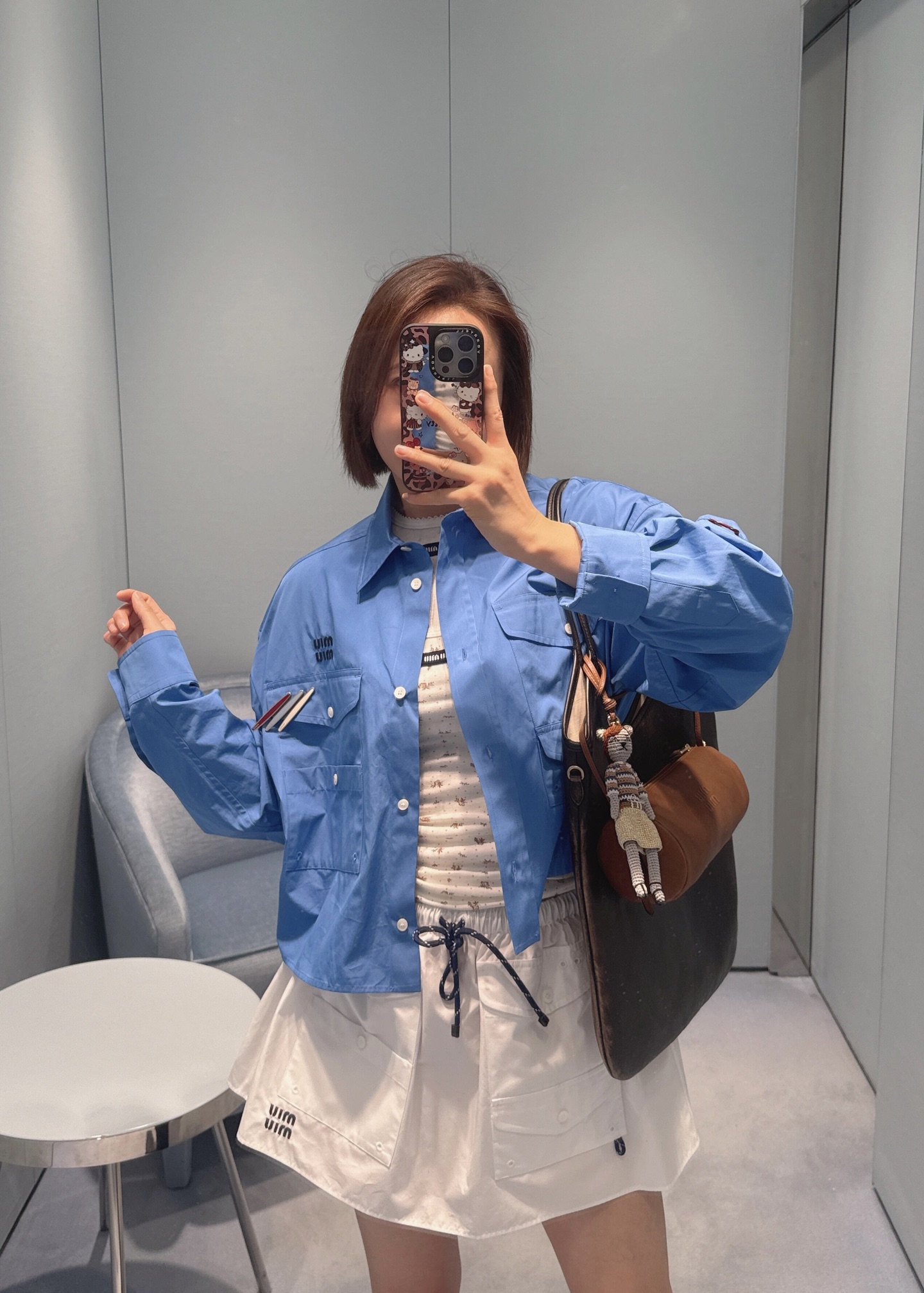 NO:709617,Miu Miu 26Ss new early spring Klein blue poplin shirt丨exclusively developed by yb!  Top quality production!  The main tone is highly saturated Klein blue with great visual impact, which has its own spring eye-catching attributes. The crisp poplin fabric brings a delicate texture and drape, which is smooth to the touch without sacrificing the bones. The short cut and loose shoulder design cleverly enhance the waistline, visually elongate the proportion, and are very tolerant to various body shapes. The low-key brand letter embroidery on the chest highlights the exquisite style in the details.  ; The integration of multi-pocket workwear elements adds a bit of sweet and cool girlishness to the whole. Whether it is paired with a white skirt from the same series to create a college-style suit, or layered with a vest and wide-leg pants to transform into a street hottie, you can easily control it. It is an indispensable bright color in your early spring wardrobe. Ready for sale S/M/L,, miumiu, skirts, shirts,19860909Miu Miu 26Ss早春新款 克莱因蓝府绸衬衫丨独家yb开发！顶级高版出品！以极具视觉冲击力的高饱和克莱因蓝为主调,自带春日吸睛属性.挺括的府绸面料带来细腻的肌理感与垂坠感,触感顺滑又不失筋骨.短款剪裁搭配宽松落肩设计,巧妙提升腰线,视觉上拉长比例,对各种身形都极具包容性.胸前低调的品牌字母刺绣,在细节处彰显精致格调；多口袋工装元素的融入,又为整体增添了几分甜酷的少女感.无论是搭配同系列白色短裙打造学院风套装,还是叠穿背心、搭配阔腿裤变身街头辣妹,都能轻松驾驭,是早春衣橱里不可或缺的一抹亮色.现货发售S/M/L,,miumiu,skirts,shirts,,Women's clothing