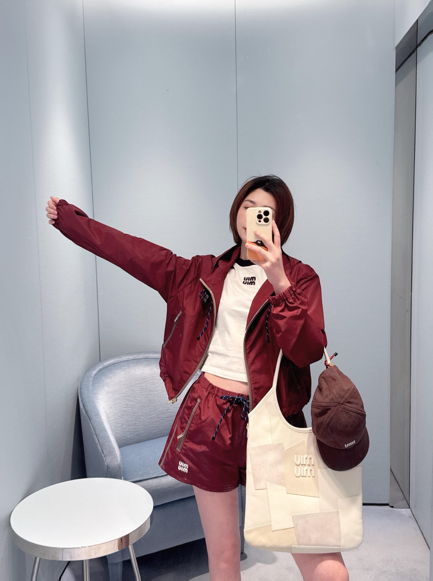 NO:709631,Outer shorts Miu Mi* 26Ss early spring new style burgundy hooded micro-label jacket + shorts set丨Exclusively developed by yb!  Top quality production!  The main color is retro and rich burgundy. The light nylon fabric has a delicate luster and is windproof and breathable. It is an excellent choice for the early spring season. The hooded jacket is cut with loose shoulders, with a drawstring design and a contrasting zipper, integrating exquisite details into the casual sports style; the shorts of the same series continue the design language of the jacket.  In other words, the side zipper and drawstring waistband are both practical and stylish. The whole set does not need to be thought about, and it can easily create a relaxed and fashionable sweet and cool girly feel. Whether worn alone or layered, it can become the focus of attention on the streets in early spring. Available in stock S/M/L,, miumiu, shorts, jackets  & coats,jackets & coats,hats,19860909外 短裤 Miu Mi* 26Ss早春新款 酒红色连帽微标夹克外套+短裤套装丨独家yb开发！顶级高版出品！以复古浓郁的酒红色为主调,轻盈的尼龙面料自带细腻光泽感,兼具防风性与透气性,是早春换季的绝佳选择.连帽夹克采用宽松落肩剪裁,搭配抽绳设计与撞色包边拉链,在休闲运动风中融入精致细节；同系列短裤延续了夹克的设计语言,侧边拉链与抽绳腰头兼具实用性与造型感.整套搭配无需费心思考,轻松打造松弛又时髦的甜酷少女感,无论是单穿还是叠穿,都能成为早春街头的吸睛焦点.现货发售S/M/L,,miumiu,shorts,jackets & coats,jackets & coats,hats,,Women's clothing