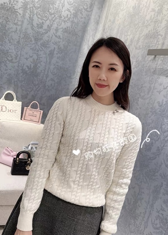 NO:709622,Di*r 26Ss new early spring bow cable knit sweater丨exclusively developed by yb!  High quality production!  The main tone is pure and soft off-white, using delicate wool blended fabrics, which are soft and skin-friendly, and are both warm and breathable. The classic cable knitting process creates a three-dimensional texture, injecting a retro and elegant texture into the simple version; the exquisite metal bow micro logo at the neckline is the finishing touch, highlighting the brand's signature in every detail.  Exquisite style. The slim and not tight version is friendly to all body shapes. Whether it is paired with a skirt to create an elegant commuting style, or paired with jeans for a relaxed and casual daily feel, it can be easily controlled. It is an indispensable and gentle item in the early spring wardrobe. Available in stock S/M/L,,skirts,jeans,19860909Di*r 26Ss早春新款 蝴蝶结绞花针织衫丨独家yb开发！高版出品！以纯净柔和的米白色为主调,采用细腻的羊毛混纺面料,触感软糯亲肤,兼具保暖性与透气性.经典绞花针织工艺打造出立体肌理感,为简约版型注入复古优雅的质感；领口处精巧的金属蝴蝶结微标,是点睛之笔,在细节处彰显品牌的精致格调.修身不紧绷的版型对各种身形都很友好,无论是搭配半裙打造优雅通勤风,还是配牛仔裤演绎松弛随性的日常感,都能轻松驾驭,是早春衣橱里不可或缺的温柔气质单品.现货发售S/M/L,,skirts,jeans,,Women's clothing