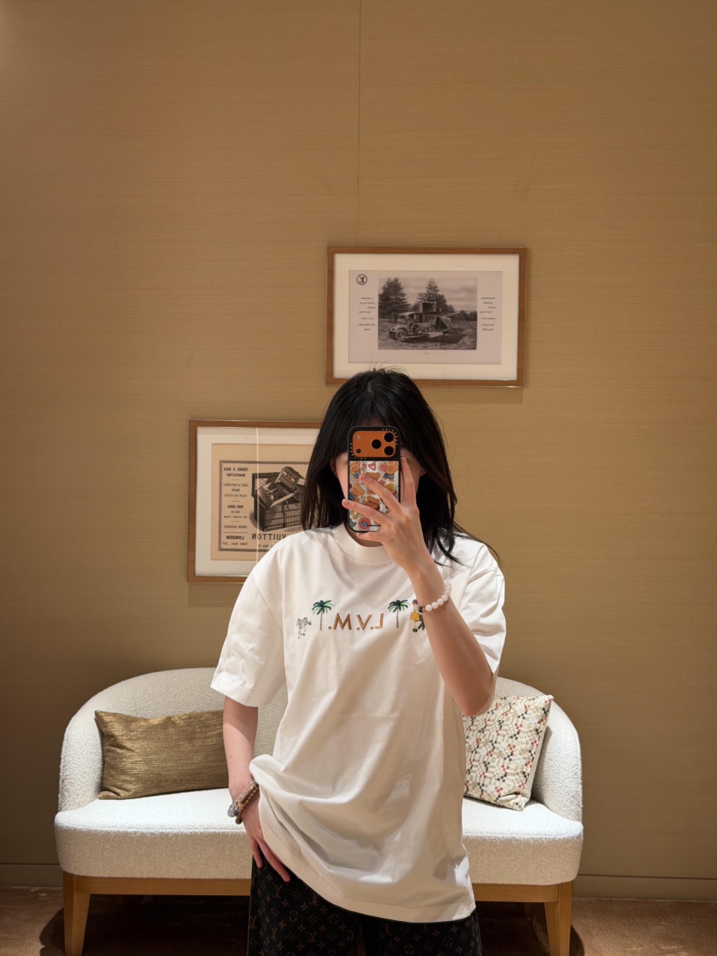 NO:709976,Louis Vuitt*n 26Ss new early spring embroidered round neck short-sleeved T-shirt丨exclusively developed by yb!  High quality production!  Selected heavyweight cotton-like fabrics are soft to the touch, crisp and stylish, comfortable and breathable to wear. The 'M.V.J' letters on the chest are paired with zebra, rhinoceros and palm tree embroidery patterns, integrating the vitality and vitality of the African grasslands into the design. The colors are delicate and rich, injecting a sense of fun into simplicity. The loose, dropped-shoulder version is very tolerant to various body shapes.  Sexy, unisex design makes it an excellent choice for couples to share a wardrobe. Whether worn alone to create a relaxed and casual daily look, or layered with a shirt or jacket, it can easily enhance the sophistication of the overall look. It is an indispensable and versatile item in the spring and summer wardrobe. Available now in S/M/L, Louis  vuitton,jackets & coats,shirts,T-shirt,tees,t-shirt,19860909Louis Vuitt*n 26Ss早春新款 刺绣圆领短袖T恤丨独家yb开发！高版出品！精选重磅棉感面料,触感柔软且挺括有型,穿着舒适透气.胸前的“M.V.J”字母搭配斑马、犀牛与棕榈树刺绣图案,将非洲草原的生机与活力融入设计,色彩细腻丰富,在简约中注入趣味感.宽松落肩的版型对各种身形都极具包容性,男女同款的设计更让它成为情侣共享衣橱的绝佳选择.无论是单穿打造松弛随性的日常造型,还是作为内搭叠穿衬衫或外套,都能轻松提升整体造型的精致度,是春夏衣橱里不可或缺的百搭单品.现货发售S/M/L,,louis vuitton,jackets & coats,shirts,T-shirt,tees，t-shirt,,Women's clothing