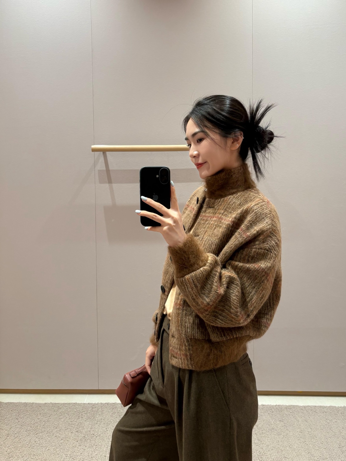 NO:709988,Loro Pia*a 25Fw new autumn and winter plaid cashmere stand collar jacket丨Exclusively developed by yb!  Top quality production!  The main color is warm and healing caramel brown, combined with a delicate plaid texture. It is made of top-grade cashmere blended fabric, which feels as soft and waxy as clouds. It has the warmth of cashmere and the stiffness of wool. The stand-up collar and cuffs are spliced with plush textured fabric, which not only improves warmth, but also injects a retro and lazy atmosphere into the whole. It is loose and comfortable.  The shoulder cut is very tolerant to all body shapes, and the single-breasted design is simple and neat. Whether it is paired with a turtleneck sweater to create an elegant commuting style, or paired with jeans to create a relaxed and casual daily feel, it can be easily controlled. It is an indispensable temperament item in the autumn and winter wardrobe. Ready for sale S/M/L,, loro  piana,jeans,jackets & coats,19860909Loro Pia*a 25Fw秋冬新款 格纹羊绒立领外套丨独家yb开发！顶级高版出品！以温暖治愈的焦糖棕为主调,融合细腻格纹肌理,采用顶级羊绒混纺面料,触感软糯如云,兼具羊绒的保暖性与羊毛的挺括感.立领与袖口处拼接毛绒质感面料,在提升保暖性的同时,为整体注入复古慵懒的氛围感.宽松落肩的剪裁对各种身形都极具包容性,单排扣设计简约利落,无论是搭配高领针织衫打造优雅通勤风,还是配牛仔裤演绎松弛随性的日常感,都能轻松驾驭,是秋冬衣橱里不可或缺的气质单品.现货发售S/M/L,,loro piana,jeans,jackets & coats,,Women's clothing