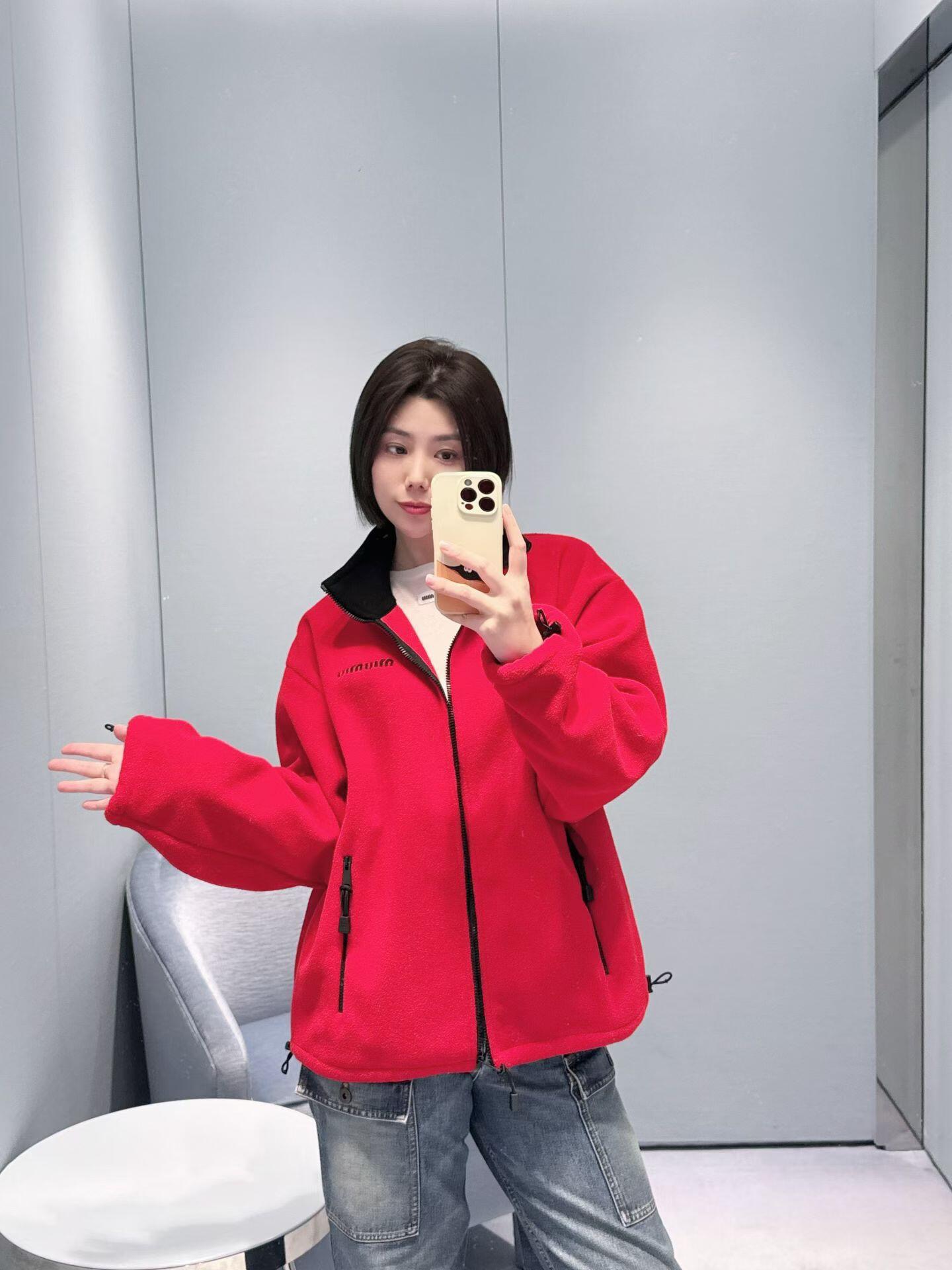 NO:710016,MiuMi* 26Ss early spring series red micro-label embroidered polar fleece stand-up collar zipper jacket | Exclusively developed by yb!  Top quality production!  Use a touch of bright red to unlock the smart style of New Year's wear. The soft and waxy polar fleece fabric is selected, the texture is warm to the skin and fits the cool climate of early spring. The stand-up collar is stitched with black edging, which outlines a retro sweet and cool tone between red and black contrasting colors. The low-key letter embroidery on the chest is an iconic girlish idea. The loose oversize tailoring accommodates various body shapes, and the zipper opens  Paired with side workwear-style zipper pockets, it has both practicality and design. During the New Year, whether it is worn with a plaid shirt layered with a sweater, or paired with a simple white T and denim, the red jacket can become the focus of the style, perfectly integrating the sweetness of girls with the festive atmosphere of the New Year. Ready for sale S/M/L,, miumiu, versace, jackets  & coats,jackets & coats,shirts,19860909MiuMi* 26Ss早春系列 红色微标刺绣摇粒绒立领拉链夹克外套丨独家yb开发！顶级高版出品！以一抹明艳正红解锁新年穿搭的灵动格调.甄选软糯摇粒绒面料,触肤即暖的质感契合早春微凉的气候,立领拼接黑色包边的设计,在红黑撞色间勾勒出复古甜酷的腔调,胸前低调的字母刺绣,是标志性的少女心巧思.宽松的oversize剪裁包容各种身形,拉链开合搭配侧边工装风拉链口袋,兼具实用性与设计感.新年时节,无论是内搭格纹衬衫叠穿针织衫,还是搭配简约白T与牛仔,都能让正红夹克成为造型焦点,将少女甜趣与新年的喜庆氛围完美融合.现货发售S/M/L,,miumiu,versace,jackets & coats,jackets & coats,shirts,,Women's clothing