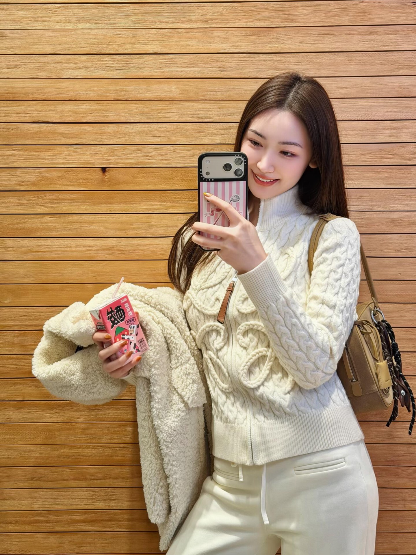 NO:710008,Lo*we 26Ss early spring new three-dimensional woven logo plate knitted jacket丨Exclusive high-end version!  The artistic texture of high-definition knitting is interpreted with hand-knitting technology. The pure off-white color lining shows a gentle charm, and the three-dimensional logo plate weaving pattern on the body blends the brand logo into the retro cable texture. It is an innovative interpretation of traditional knitting technology. The fine wool blended fabric is selected, soft and skin-friendly, and has firmness.  The collar zipper design is suitable for various occasions, and the slim tailoring outlines the body shape while retaining a comfortable margin. Whether worn alone with high-waisted denim, or layered under a lamb wool jacket, the exquisite knitted details can inject a high-end yet casual style into the early spring look. Available now in S/M/L,, jackets  & coats,19860909Lo*we 26Ss早春新款 立体编织logo盘花针织外套丨独家高版出品！以手工编织工艺诠释高定针织的艺术质感.纯净米白色调衬显温柔气韵,衣身立体的logo盘花编织纹样,将品牌标识融于复古绞花肌理中,是对传统针织工艺的创新演绎.甄选细腻羊毛混纺面料,软糯亲肤且兼具挺括度,立领拉链设计适配多场景穿搭,修身剪裁勾勒身形的同时保留舒适余量.无论是单穿搭配高腰牛仔,还是叠穿于羊羔毛外套内,都能以精致的针织细节,为早春造型注入高级又随性的格调.现货发售S/M/L,,jackets & coats,,Women's clothing