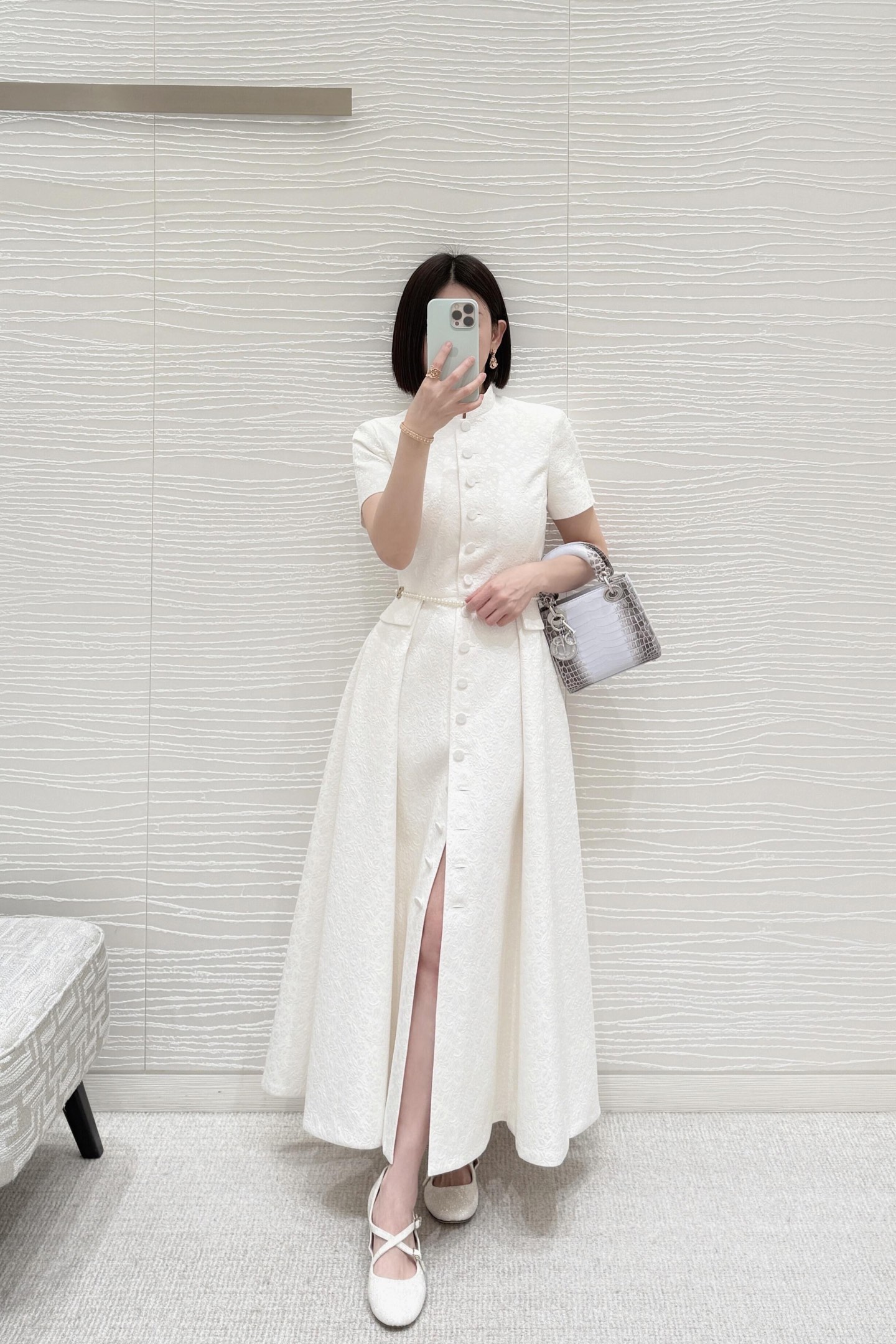 NO:710525,Dio* 2025FW new autumn and winter embossed jacquard stand-collar long dress | Exclusive high-end version!  The fusion of oriental aesthetics and French elegance is carved with high-end craftsmanship. Three-dimensional relief jacquard craftsmanship covers the skirt and outlines delicate texture levels on the pure white fabric. Every inch of the texture is hidden with craftsmanship; the classic stand-up collar design blends the elegance of Chinese cheongsam, and the neat short-sleeved tailoring adds a modern and modern atmosphere. A single row of pearl-textured buttons hangs from the neckline to the skirt, becoming a visual  The finishing touch of the dynamic line. The detachable belt at the waist tightens the graceful waistline, and the slit skirt sways with the steps. The long silhouette not only retains the ritual sense of autumn and winter, but also can be adapted to various scenes such as dinner parties and celebrity afternoon teas, allowing elegance to be naturally revealed at different times. Available in stock S/M/L,, dior, skirts, T-shirt,19860909Dio* 2025FW秋冬新款 浮雕提花立领长款连衣裙丨独家高版出品！以高定工艺雕琢东方美学与法式优雅的交融.立体浮雕提花工艺铺满裙身,在纯白面料上勾勒出细腻的纹理层次,每一寸肌理都藏着匠心质感；经典立领设计糅合中式旗袍的婉约,利落的短袖剪裁又添现代摩登气息,单排珍珠质感纽扣从领口垂落至裙摆,成为视觉动线的点睛之笔.腰间可拆卸腰带收束出曼妙腰线,开衩裙摆随步履摇曳生姿,长款廓形既保留了秋冬的仪式感,又能适配晚宴、名媛下午茶等多元场景,让优雅在不同时刻都能自然流露.现货发售S/M/L,,dior,skirts,T-shirt,,Women's clothing