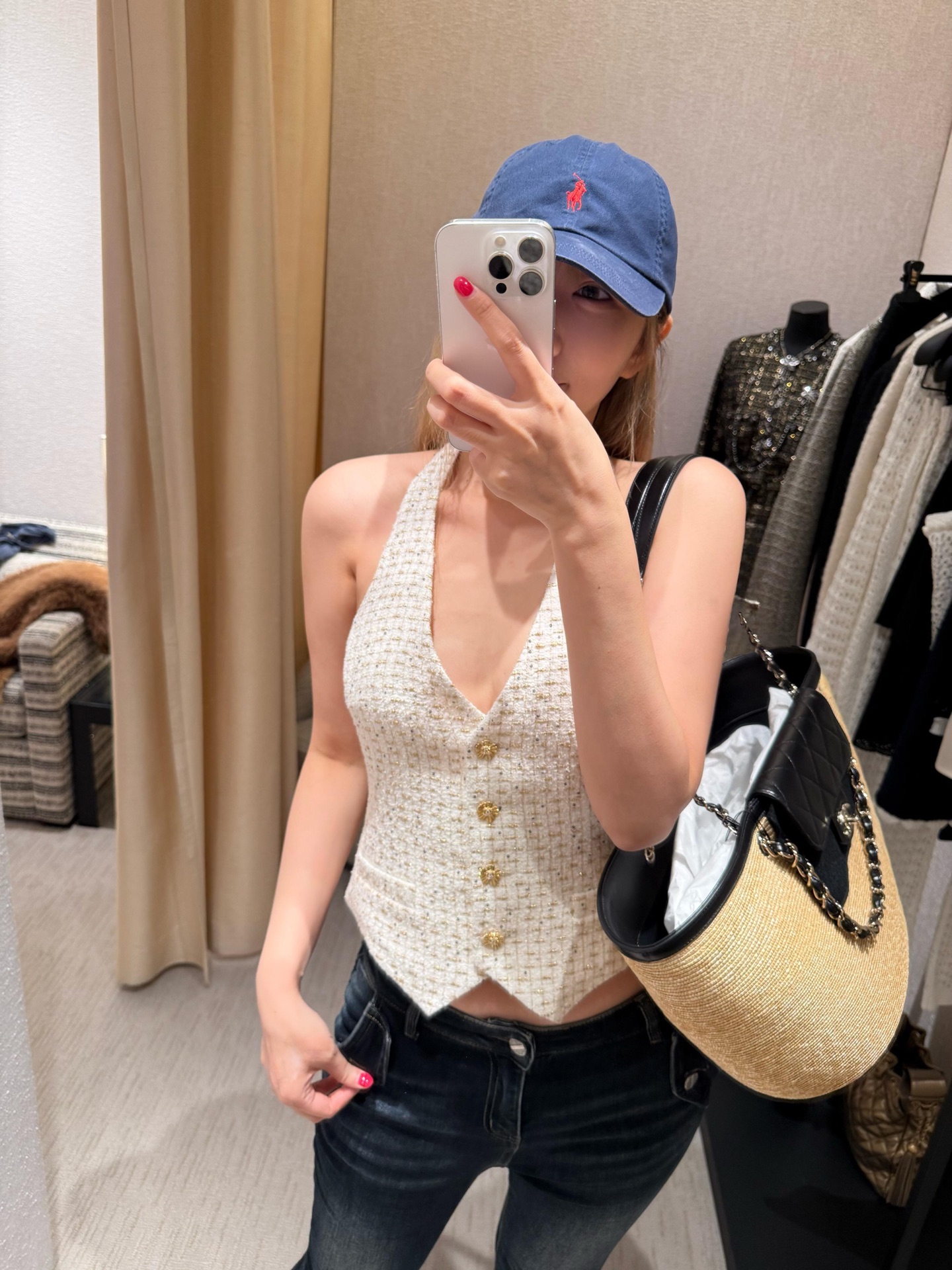 NO:712978,Chane* 26C Advanced Handmade Workshop Series New Platinum Tweed Halter Top丨Exclusively developed by yb!  High quality production!  The tweed fabric intertwined with white gold is embellished with fine diamond texture. The halter neck design boldly outlines the shoulder and neck lines. The neat V-neck cut extends the proportion of the neck, revealing the beautiful collarbone and shoulder line. The slim version fits the body shape but is not tight. The sharp corner design of the hem cleverly tightens the waist and forms a perfect shape with golden buttons.  Visual echo, whether it is paired with jeans to create a casual mix and match style, or paired with a skirt to interpret a sophisticated lady style, it can become the finishing touch of the style with the unique charm of Chanel's advanced handicrafts. Available in stock S/M/L,,chanel,chanel,skirts,19860909Chane* 26C高级手工坊系列新款 白金粗花呢挂脖上衣丨独家yb开发！高版出品！白金交织的粗花呢面料,缀以细碎的闪钻肌理,挂脖设计大胆勾勒肩颈线条,利落的V领剪裁延伸颈部比例,露出优美的锁骨与肩线；修身的版型贴合身形却不紧绷,下摆的尖角设计巧妙收腰,与金色纽扣形成视觉呼应,无论是搭配牛仔打造休闲混搭风,还是配搭半裙诠释精致名媛范,都能以香奈儿高级手工坊的独特魅力,成为造型的点睛之笔.现货发售S/M/L,,chanel,chanel,skirts,,Women's clothing