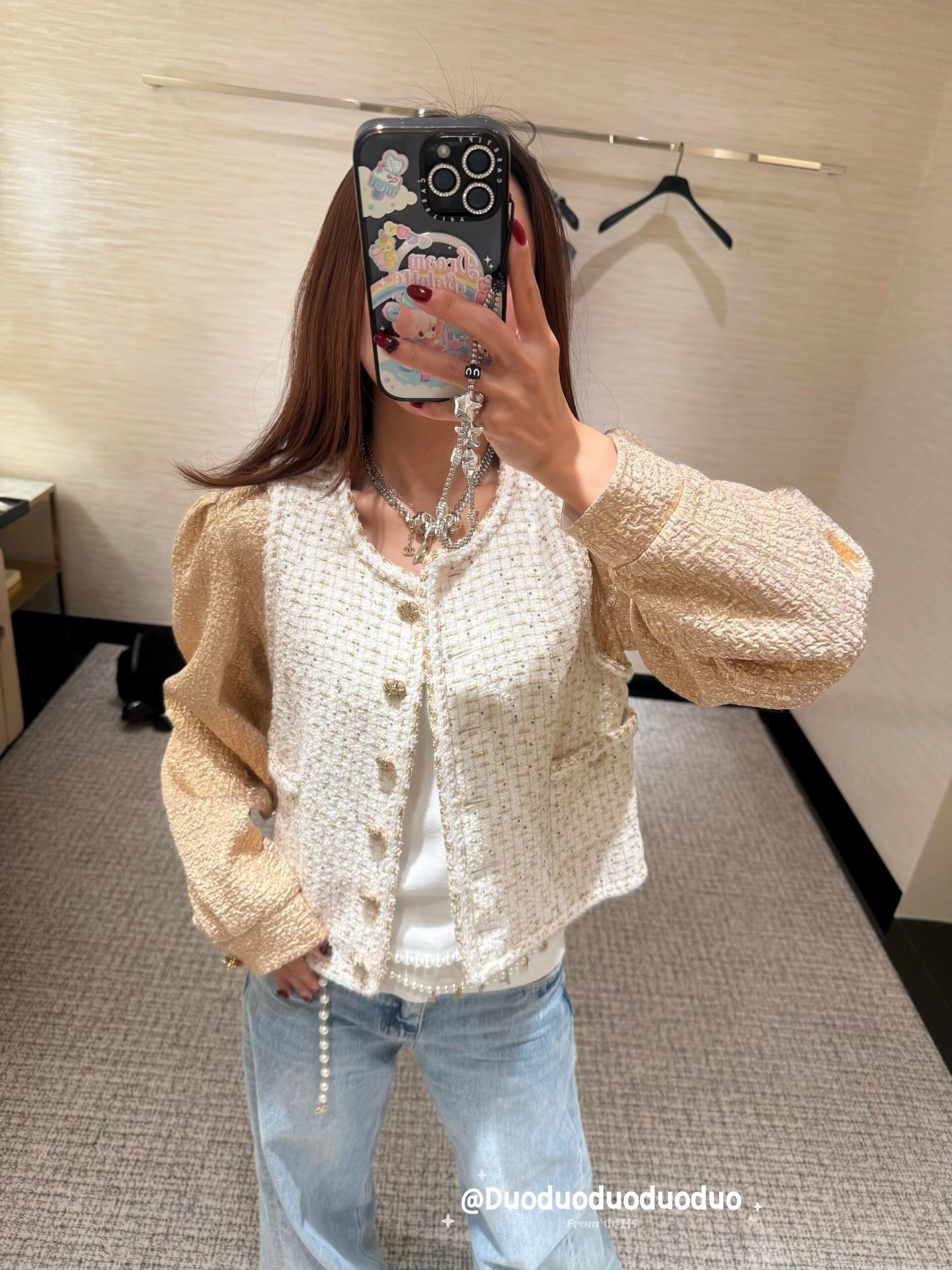 NO:712984,Chane* 26C Advanced Handmade Workshop Series New Gold Braided Color Block Tweed Fake Two-piece Jacket丨Exclusively developed by yb!  High quality production!  The main body is made of tweed fabric intertwined with platinum. The classic texture of tweed and the brilliance of gold thread complement each other, showing a luxurious texture; the fake two pieces are fully designed, the champagne gold braided gauze sleeves are light and transparent, the micro-profile design of the puff sleeves adds a bit of retro girly feel, the classic round neck cut is matched with gold metal buttons, and the details are all reflections of high-end craftsmanship. This jacket perfectly balances French elegance and modern trends!  Available in stock S/M/L,,chanel,jackets & coats,19860909Chane* 26C高级手工坊系列新款 金丝编织拼色粗花呢假两件外套丨独家yb开发！高版出品！主体采用白金交织的粗花呢面料,粗花呢的经典肌理与金丝的璀璨相互映衬,尽显奢华质感；假两件设计巧思十足,香槟金的编织纱袖轻盈通透,泡泡袖的微廓形设计增添了几分复古少女感,经典的圆领剪裁搭配金色金属纽扣,细节处皆是高定工艺的体现.这件外套完美平衡了法式优雅与现代潮流！现货发售S/M/L,,chanel,jackets & coats,,Women's clothing