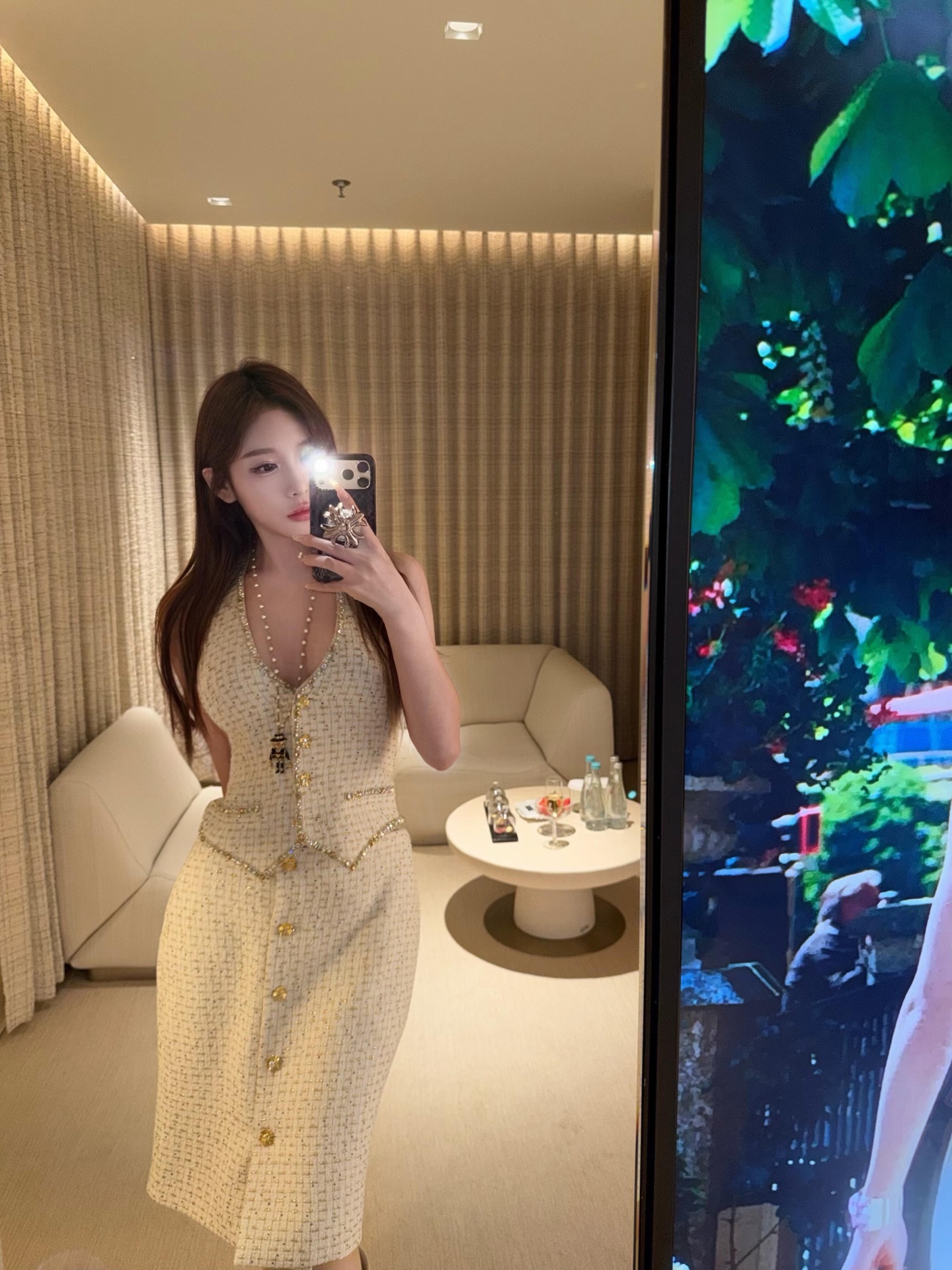 NO:712990,Chane* 26C Advanced Handicraft Workshop Series New Platinum Thread Color Diamond Bundled Waist Halter Top丨Exclusively developed by yb!  High quality production!  It is based on classic tweed, mixed with platinum yarn to create a delicate texture, with a warm pearlescent texture. The colorful diamond binding edge is laid out along the line of the V-neck halter neck. Each diamond ornament is inlaid by hand, reflecting the colorful splendor in the light and shadow; the waist is narrowed.  The tailoring accurately outlines the waist curve, and the sharp corner design of the hem adds a bit of neatness, perfectly combining the exquisiteness of haute couture craftsmanship with the laziness of French elegance. Available now in S/M/L,,chanel,19860909Chane* 26C高级手工坊系列新款 白金线彩钻捆边收腰挂脖上衣丨独家yb开发！高版出品！以经典粗花呢为基底,糅合白金纱线织就细腻肌理,自带温润的珠光质感.彩钻捆边沿着V领挂脖线条蜿蜒铺陈,每一颗钻饰都经手工镶嵌,在光影里折射出斑斓华彩；收腰剪裁精准勾勒腰肢曲线,精准勾勒腰肢曲线,下摆的尖角设计又添几分利落,将高定手工的精致与法式优雅的慵懒揉合得恰到好处.现货发售S/M/L,,chanel,,Women's clothing